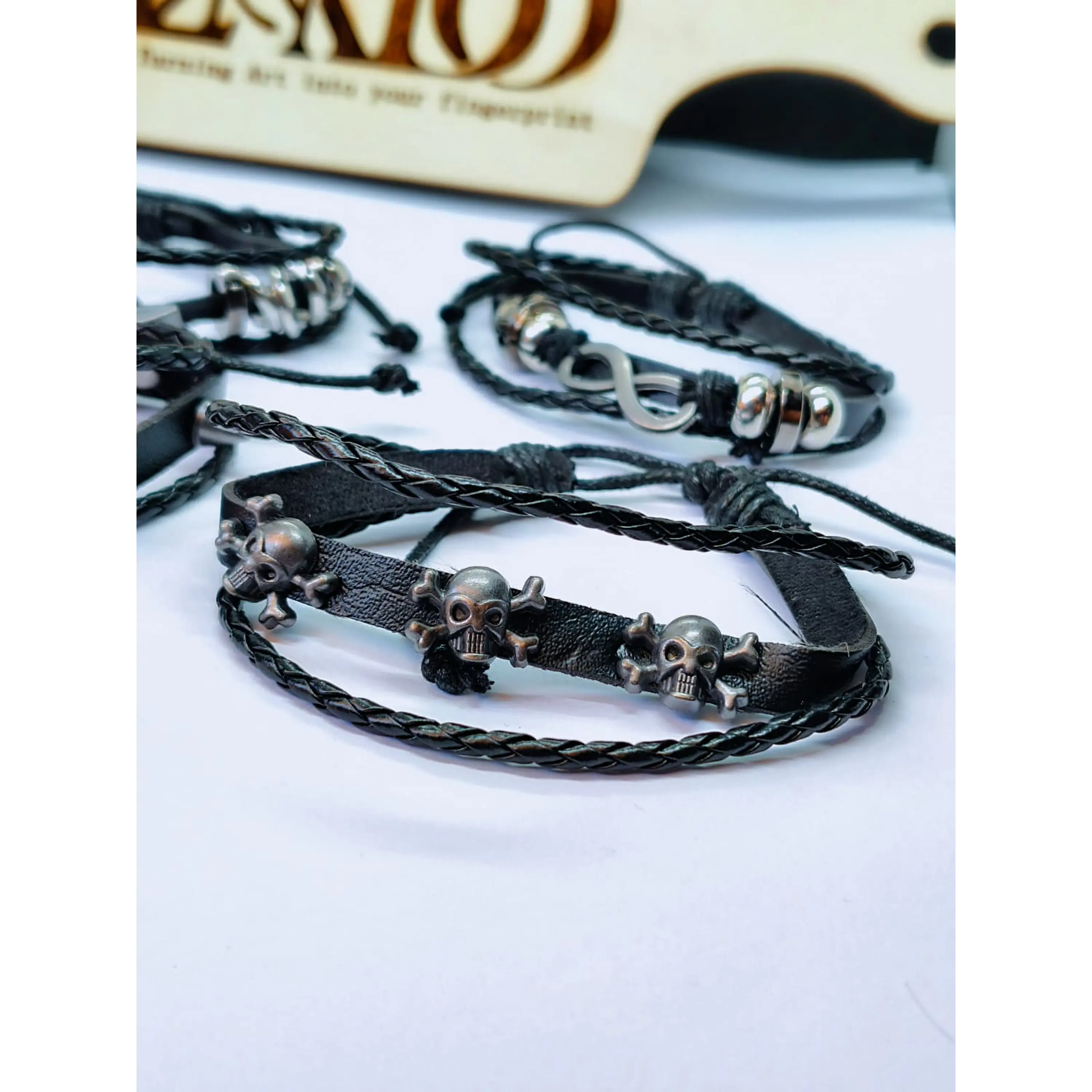 Pack 4 Pulseiras de Couro Sintético Ajustáveis – Estilo Punk, Rock e Casual (Preto) 3