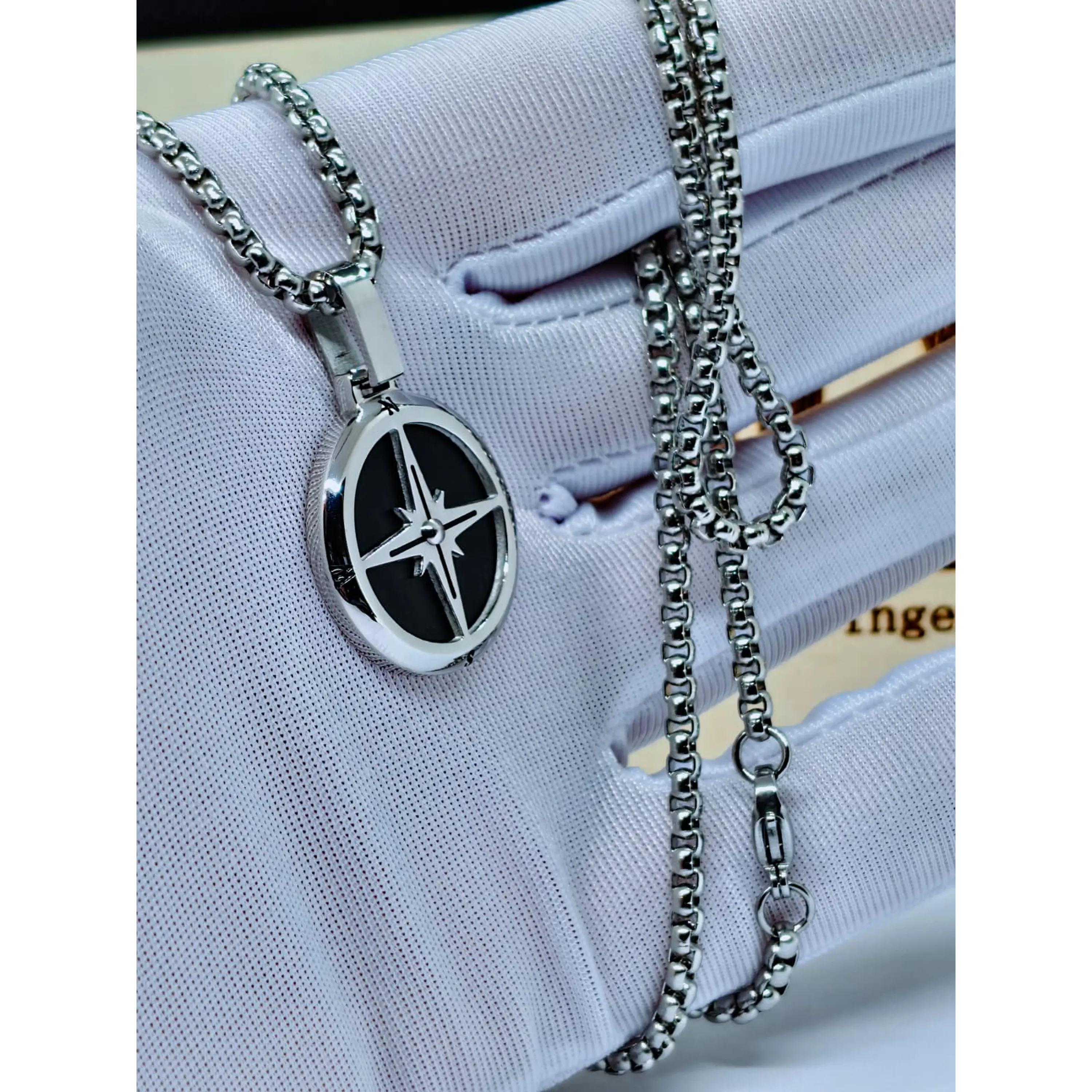 Colar Masculino com Pendente Bússola em Aço Inoxidável Prateado 1