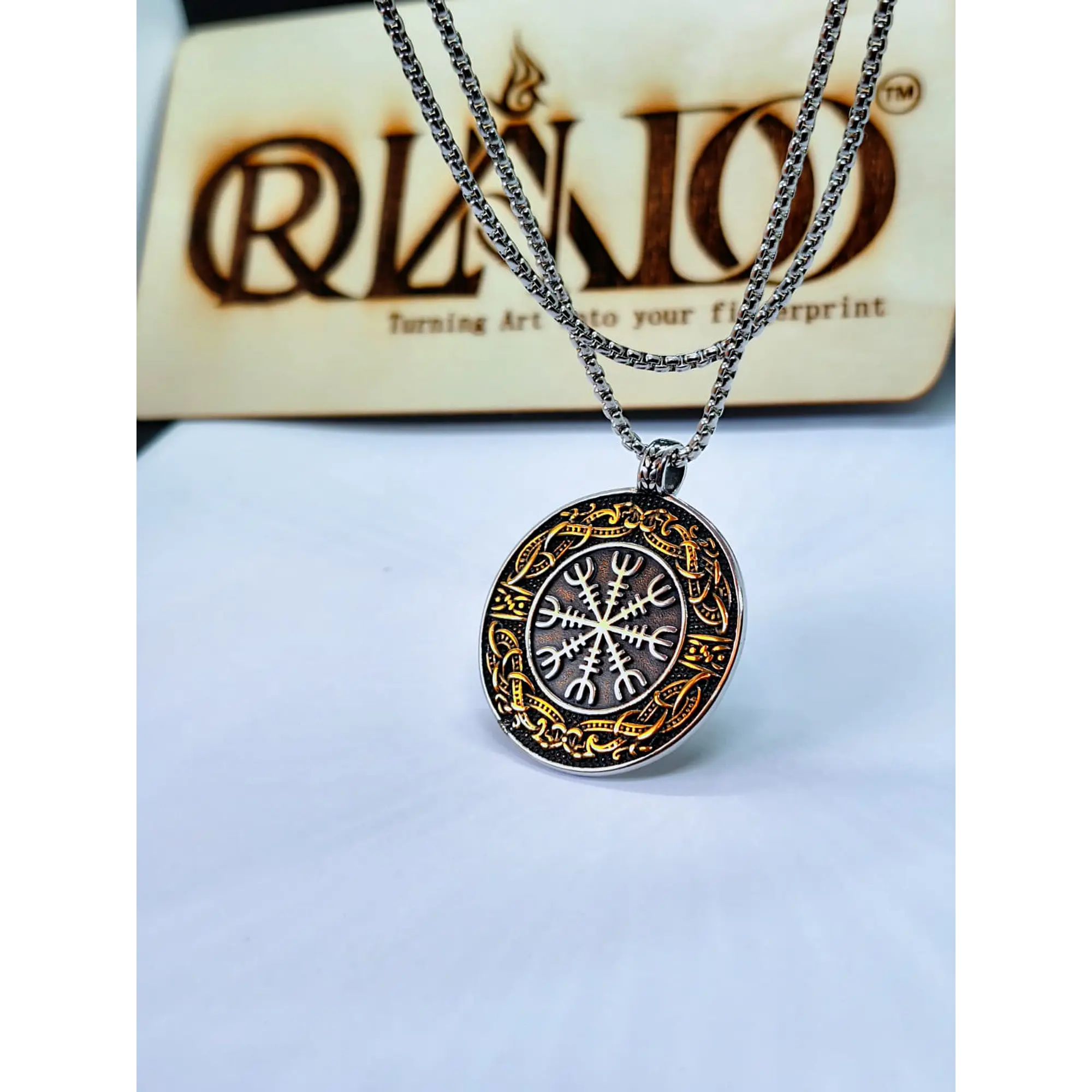 Colar Amuleto Viking Helm of Awe com Inscrição Valhalla – Aço Inoxidável 3