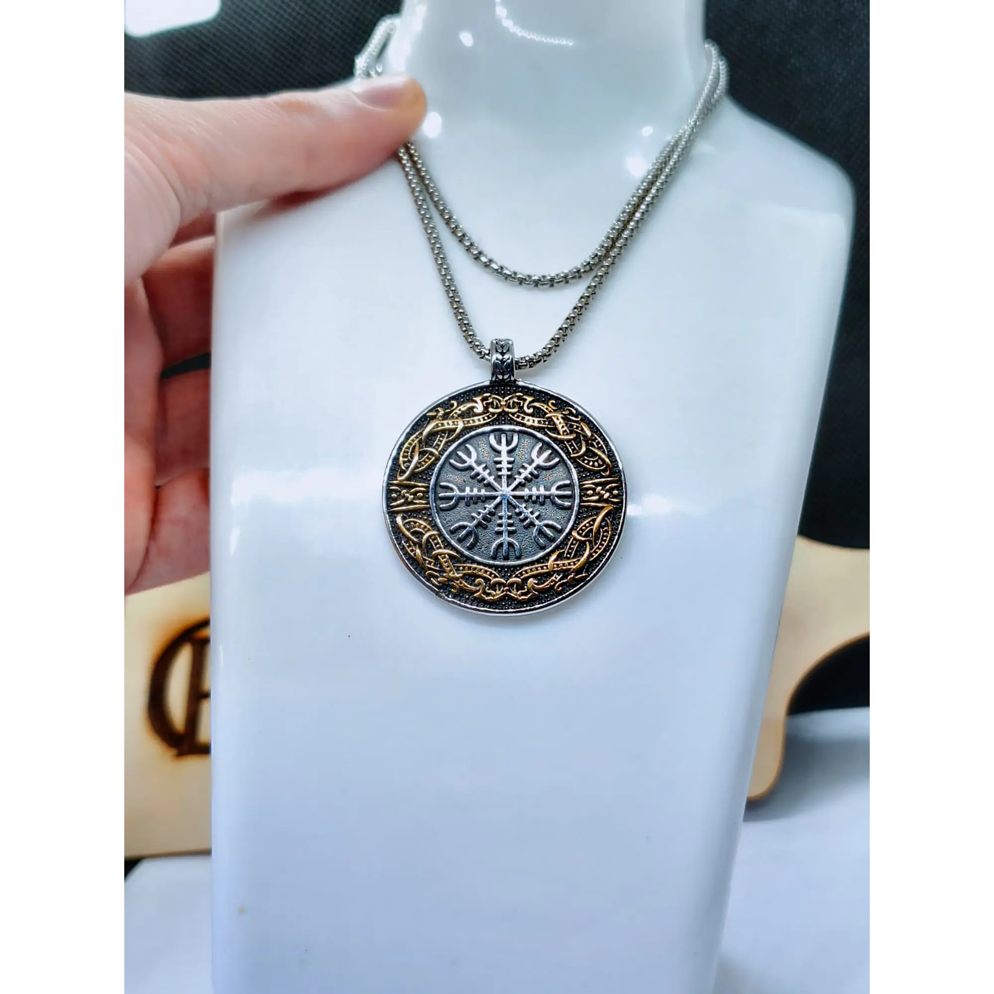 Colar Amuleto Viking Helm of Awe com Inscrição Valhalla – Aço Inoxidável 4