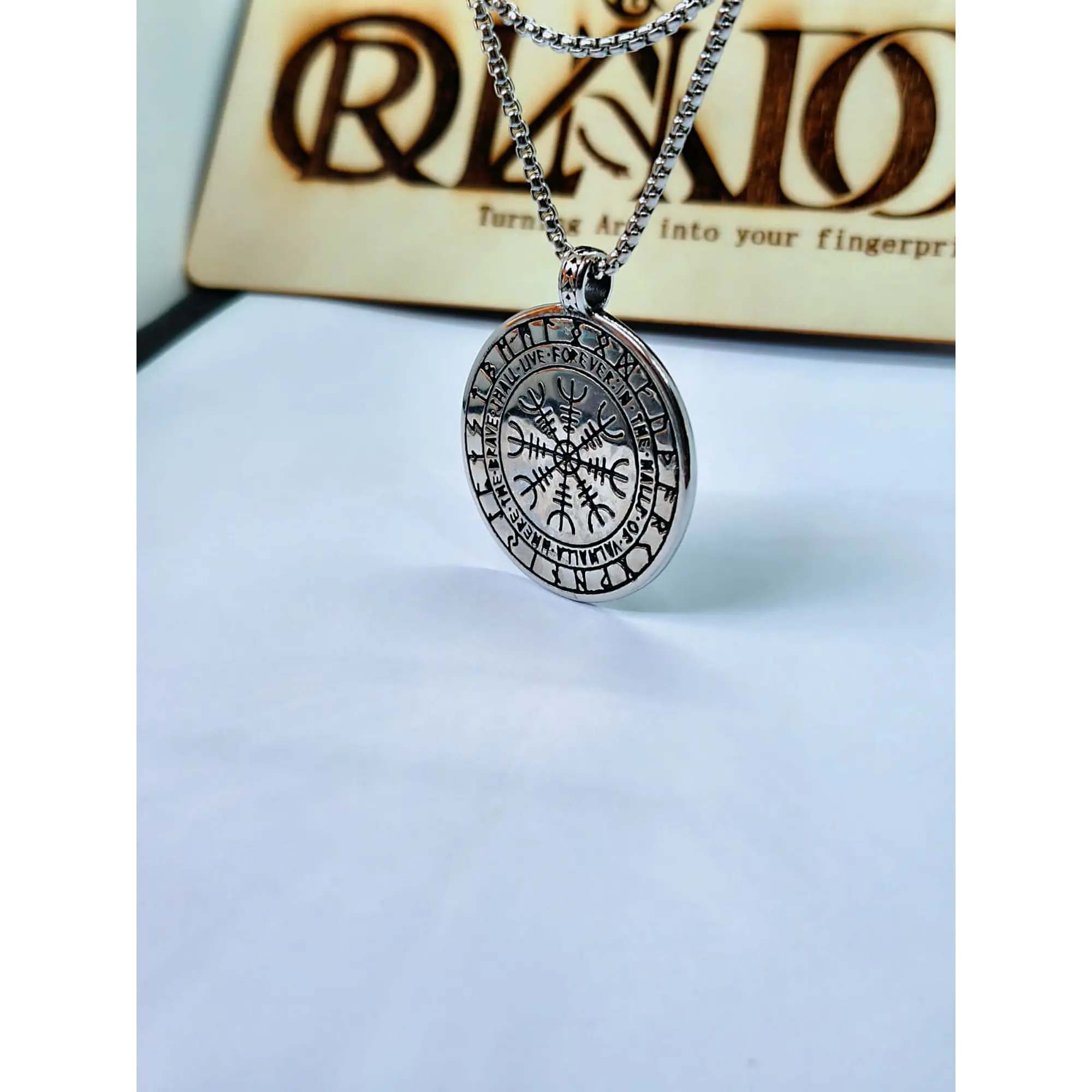 Colar Amuleto Viking Helm of Awe com Inscrição Valhalla – Aço Inoxidável 5