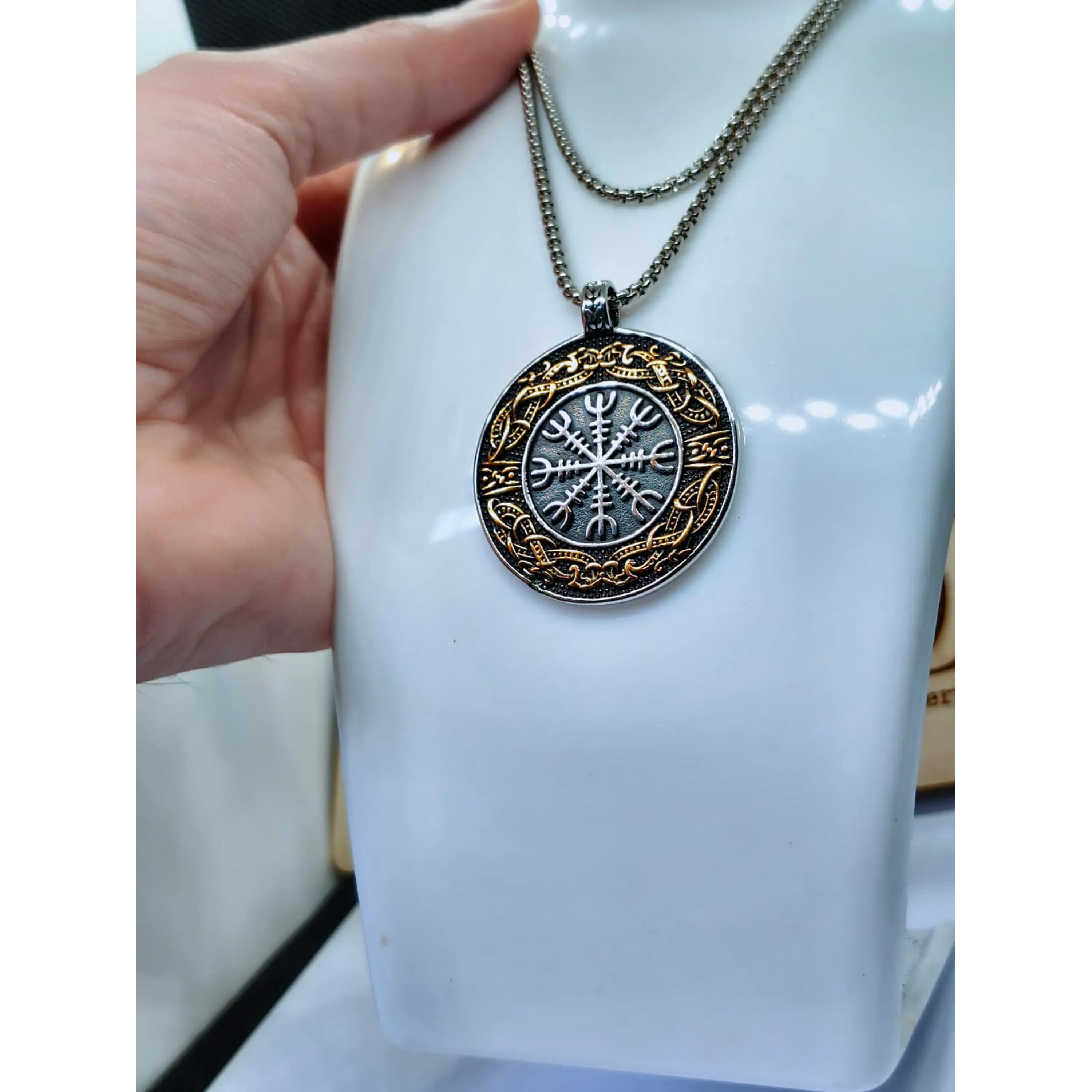 Colar Amuleto Viking Helm of Awe com Inscrição Valhalla – Aço Inoxidável 6