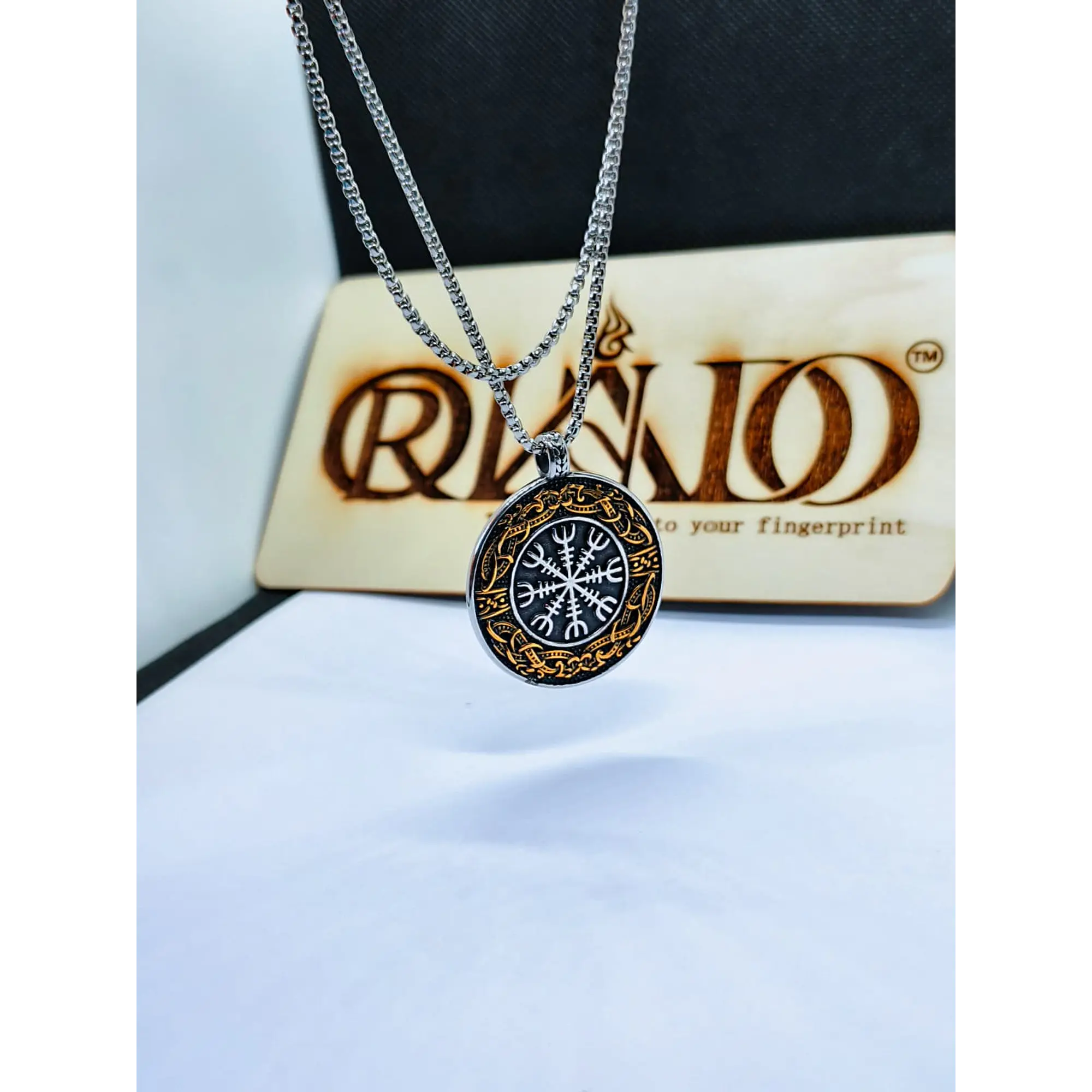 Colar Amuleto Viking Helm of Awe com Inscrição Valhalla – Aço Inoxidável 1