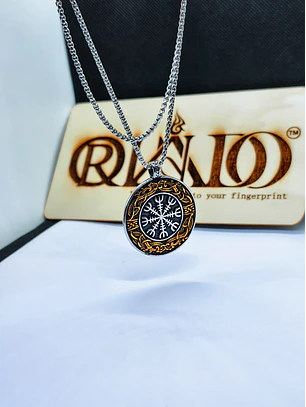 Colar Amuleto Viking Helm of Awe com Inscrição Valhalla – Aço Inoxidável
