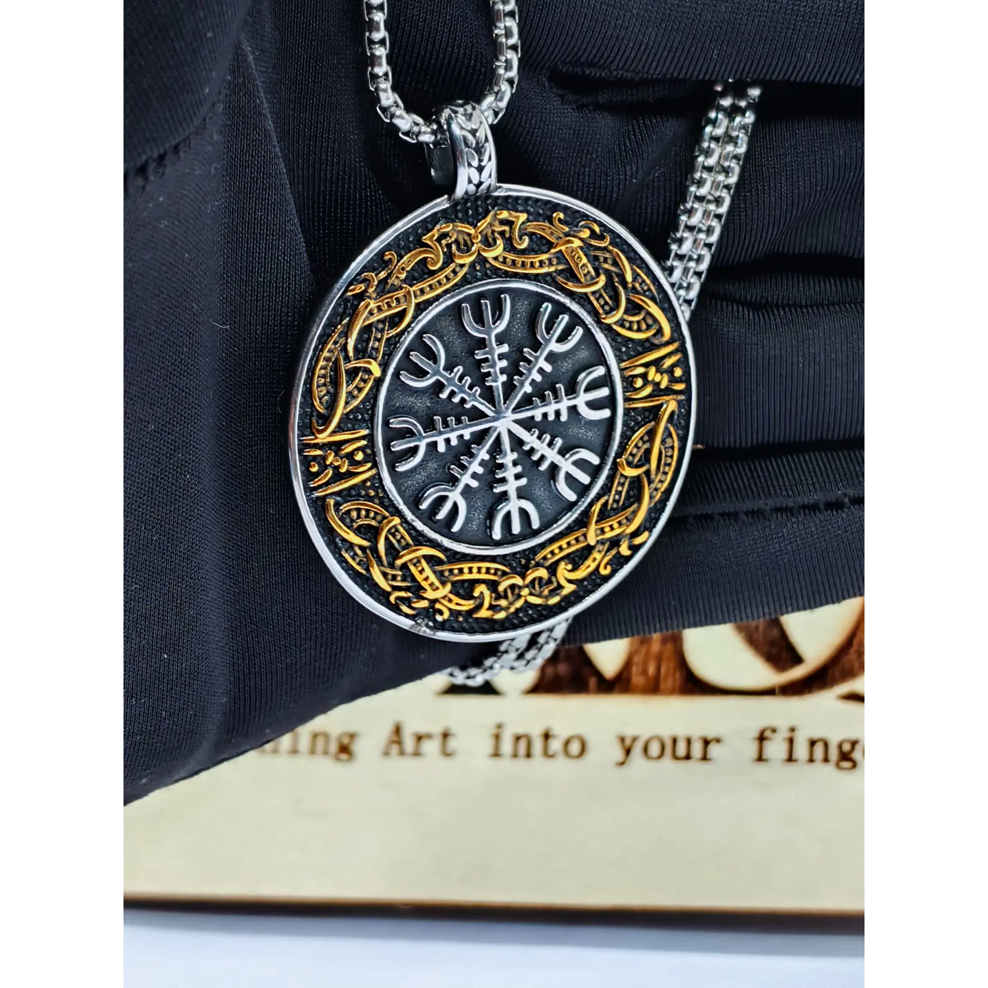 Colar Amuleto Viking Helm of Awe com Inscrição Valhalla – Aço Inoxidável 2