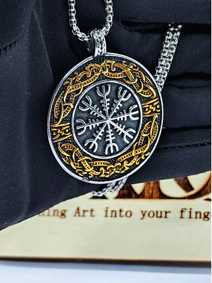Colar Amuleto Viking Helm of Awe com Inscrição Valhalla – Aço Inoxidável