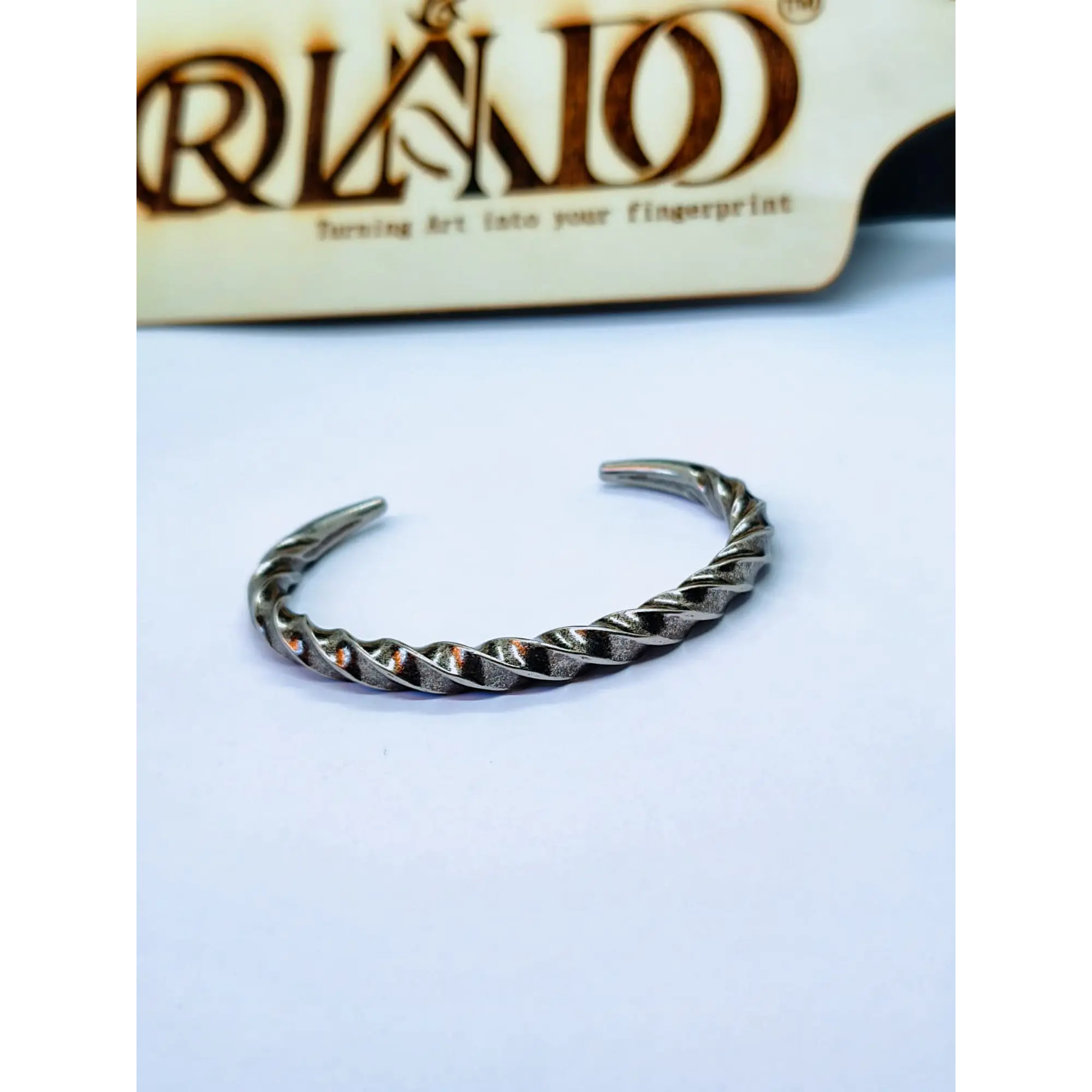 Pulseira Rígida Torcida  – Estilo Minimalista e Artesanal 2