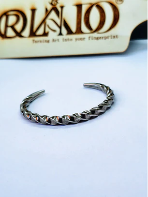 Pulseira Rígida Torcida  – Estilo Minimalista e Artesanal