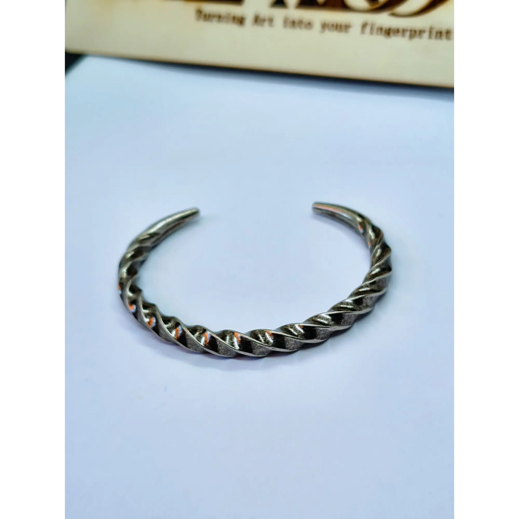 Pulseira Rígida Torcida  – Estilo Minimalista e Artesanal 3
