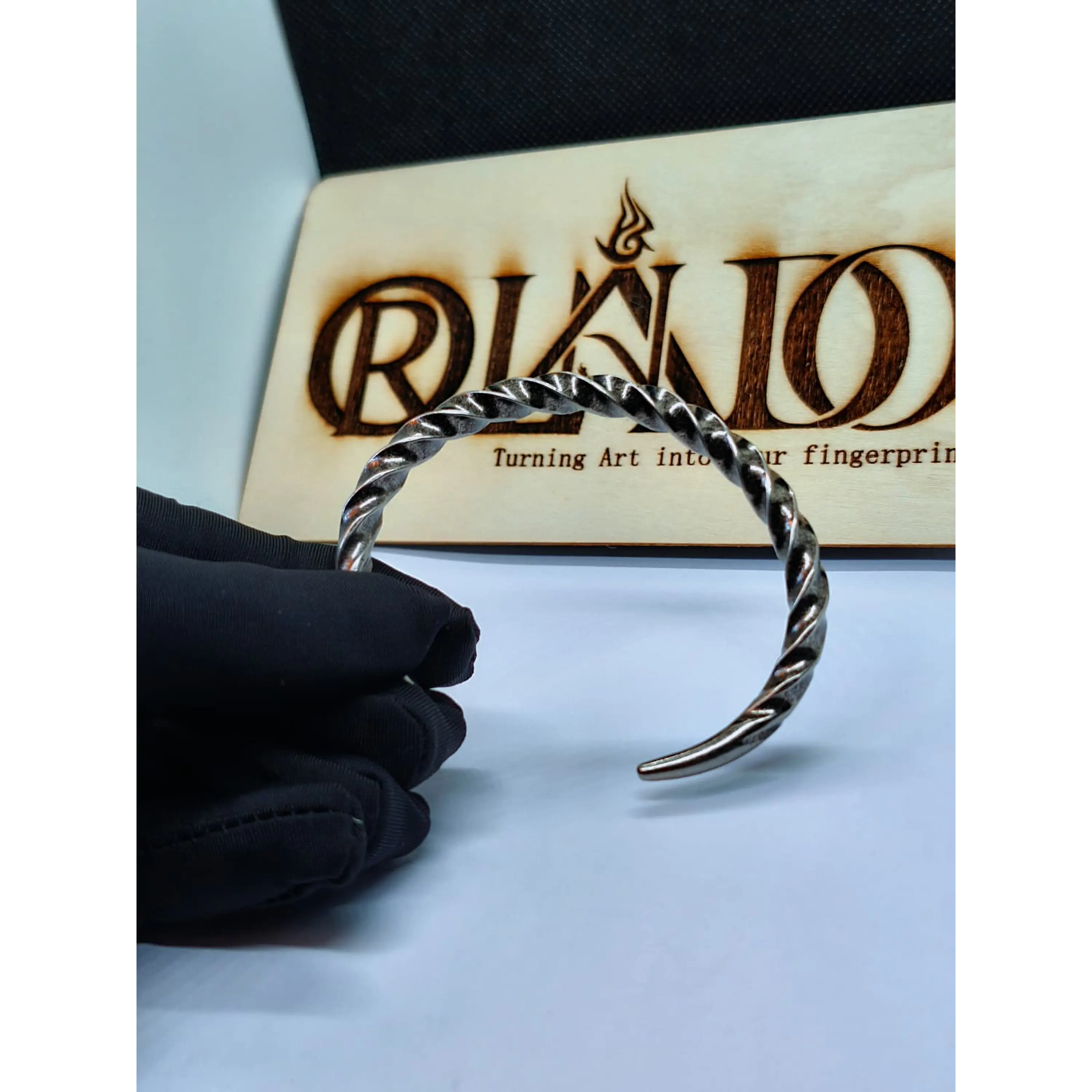Pulseira Rígida Torcida  – Estilo Minimalista e Artesanal 4