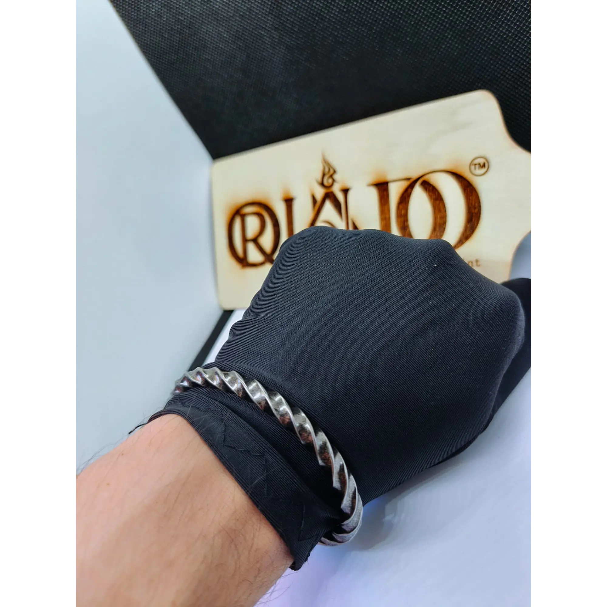Pulseira Rígida Torcida  – Estilo Minimalista e Artesanal 5