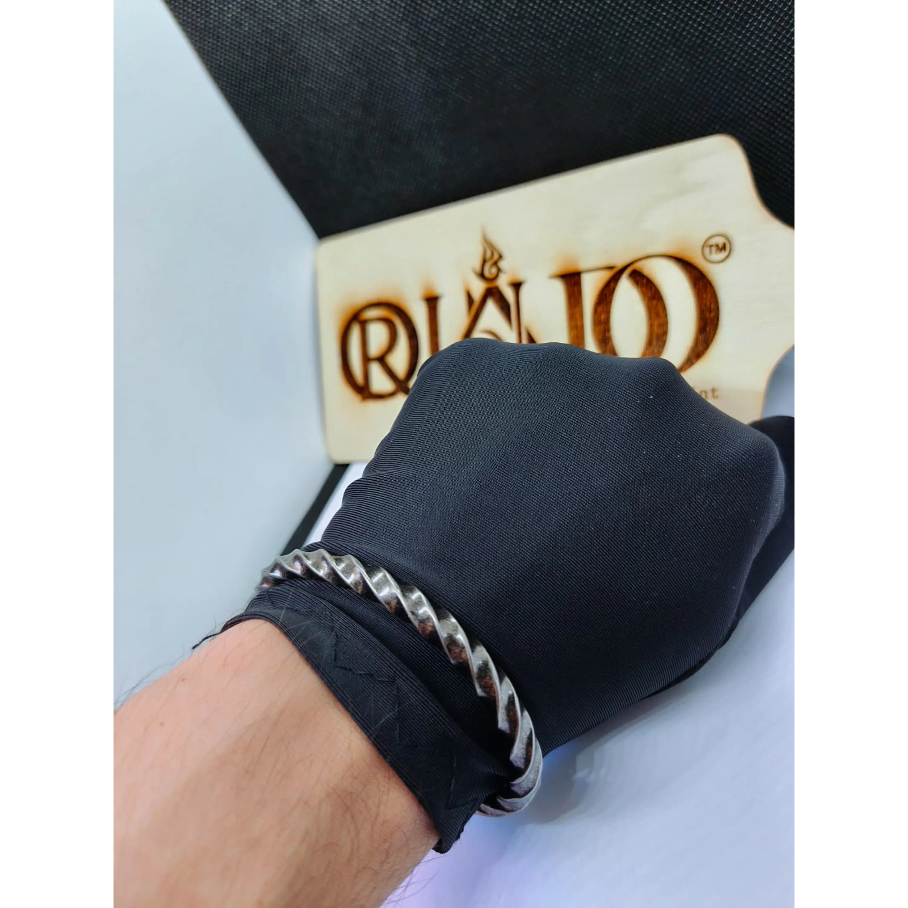 Pulseira Rígida Torcida  – Estilo Minimalista e Artesanal 5