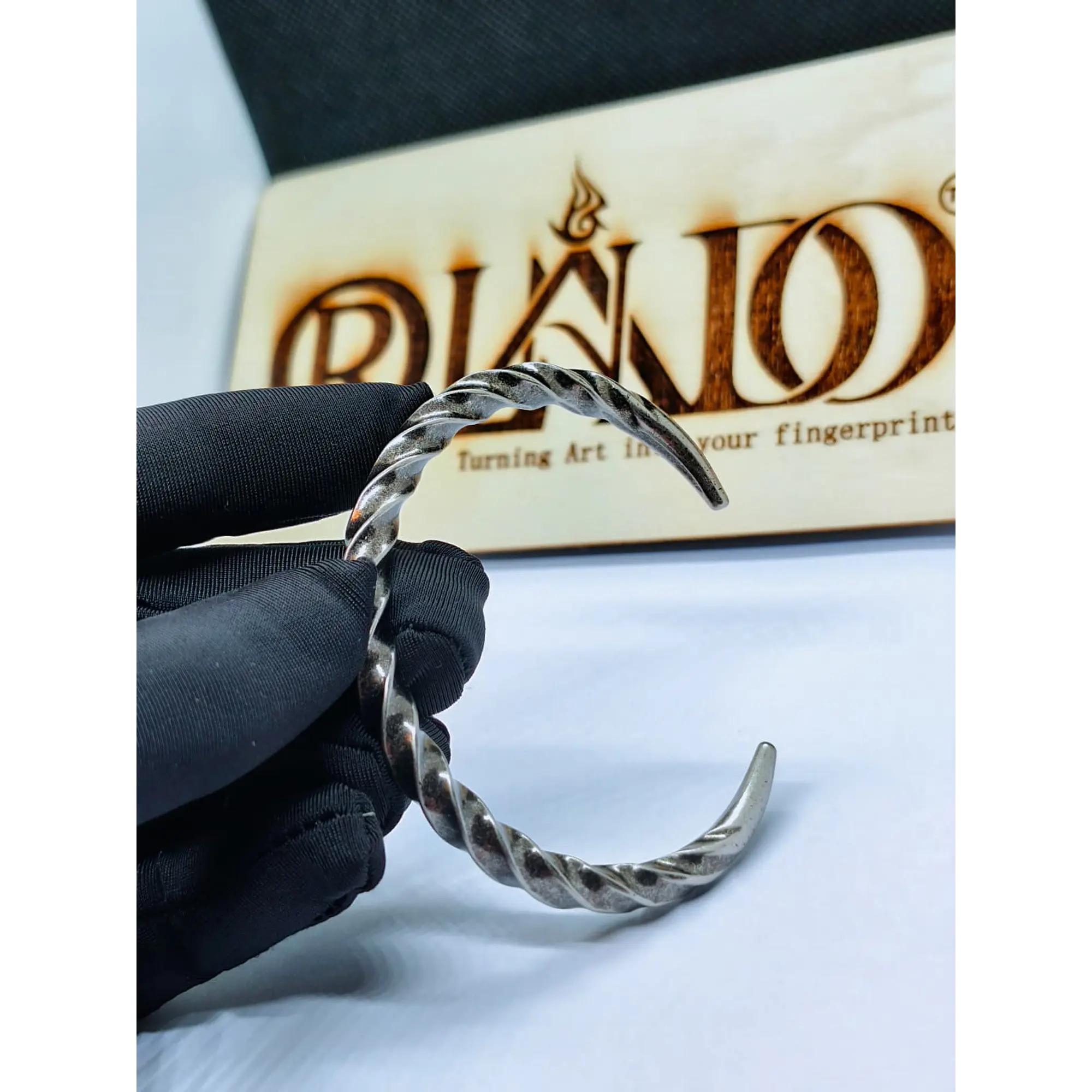 Pulseira Rígida Torcida  – Estilo Minimalista e Artesanal 1