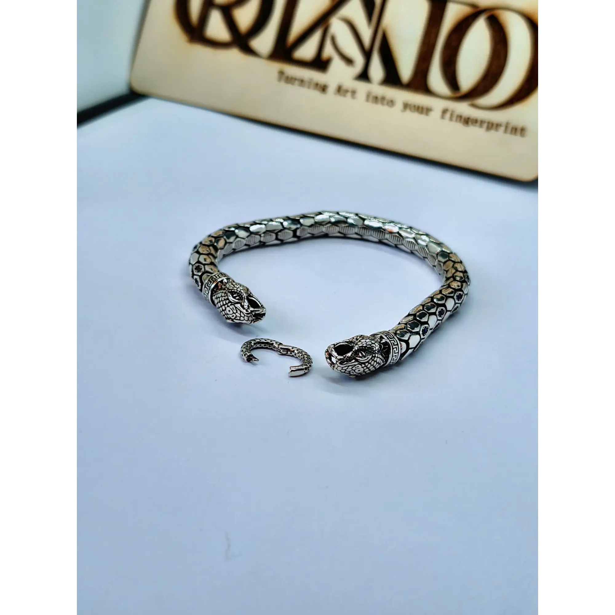 Bracelete Serpente Prateada com Zircónias Azuis 7