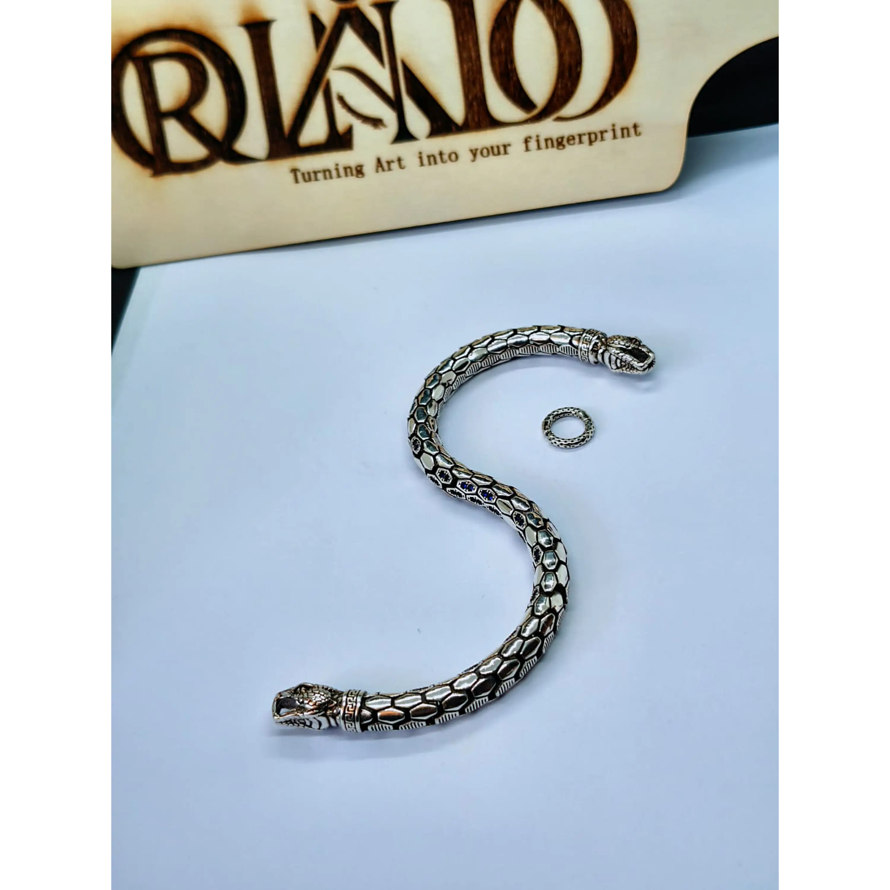 Bracelete Serpente Prateada com Zircónias Azuis 9