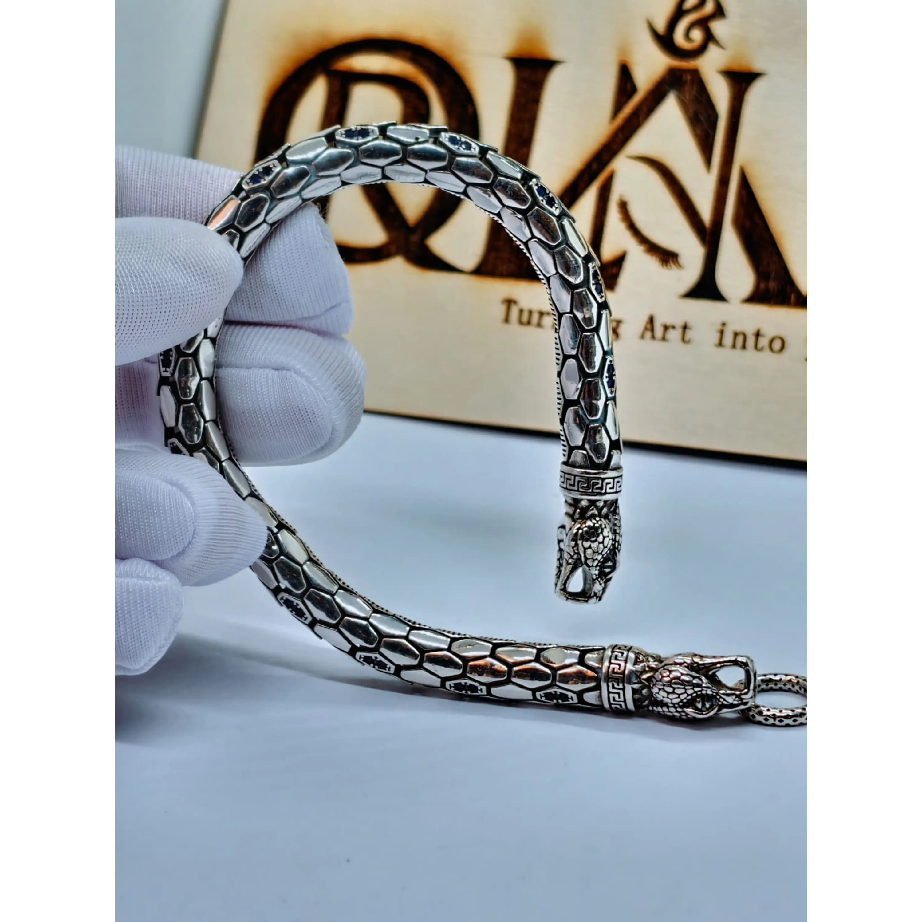 Bracelete Serpente Prateada com Zircónias Azuis 3