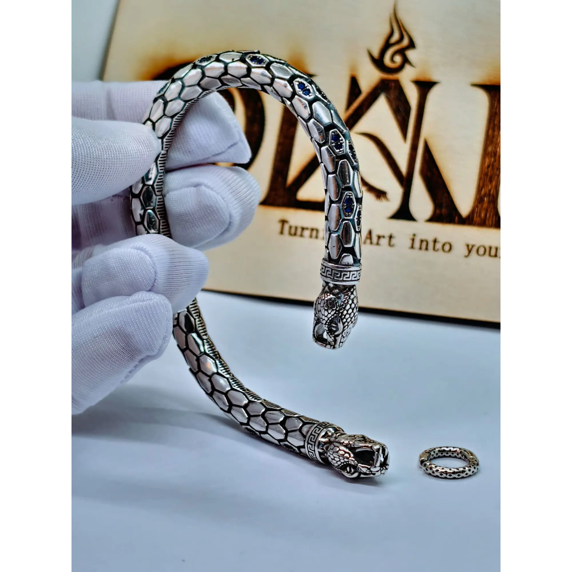 Bracelete Serpente Prateada com Zircónias Azuis 10
