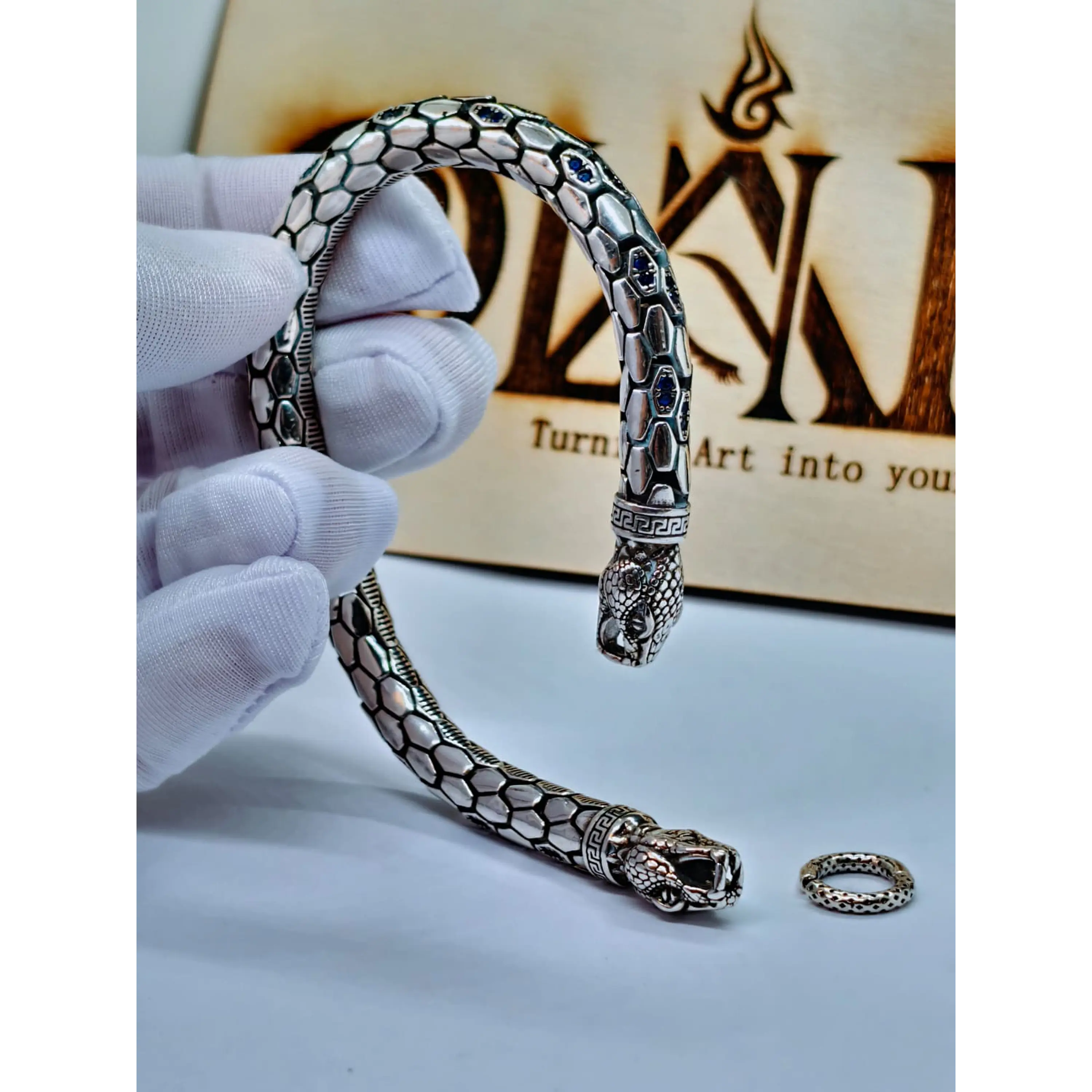 Bracelete Serpente Prateada com Zircónias Azuis 10