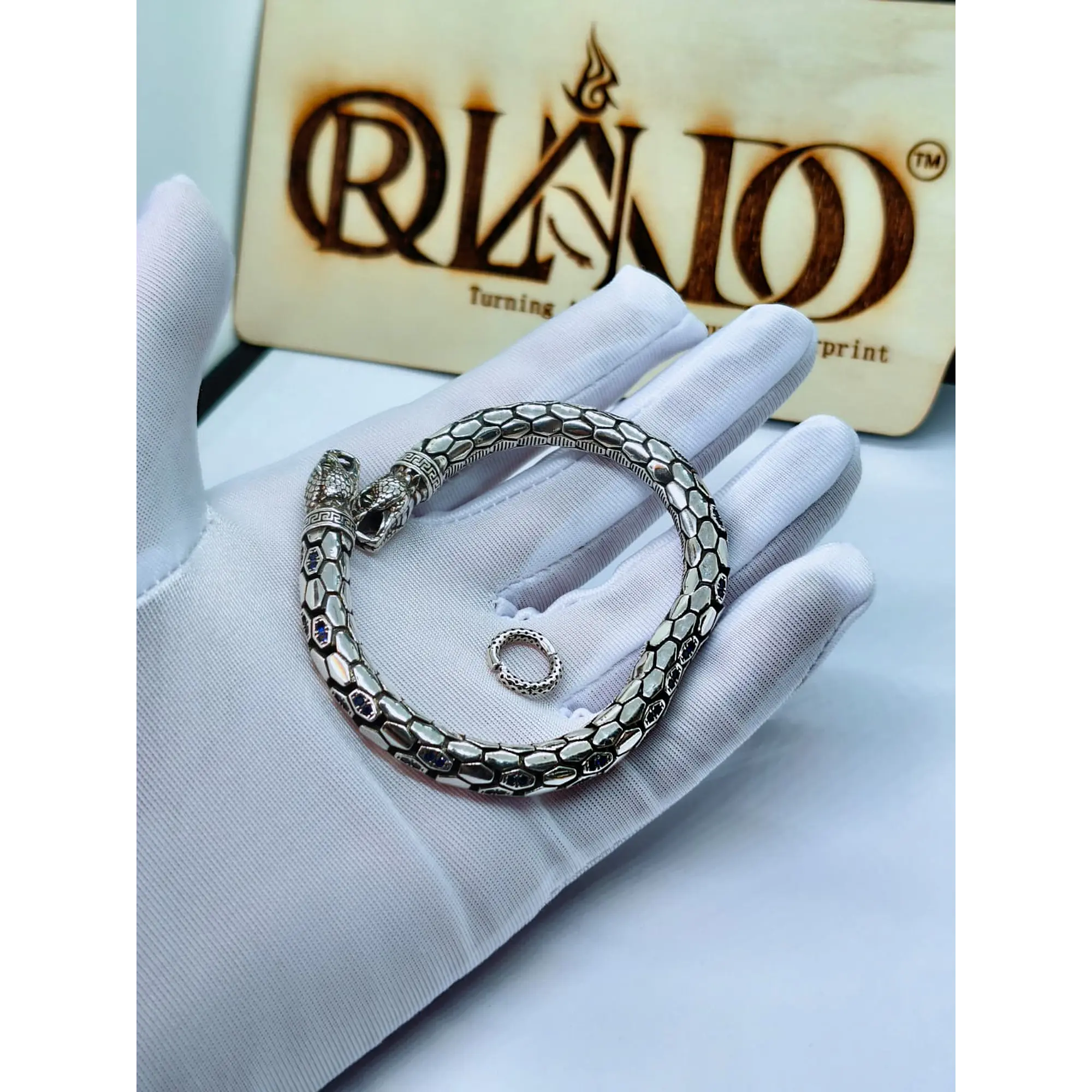 Bracelete Serpente Prateada com Zircónias Azuis 11