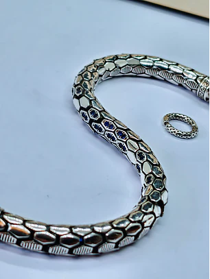 Bracelete Serpente Prateada com Zircónias Azuis