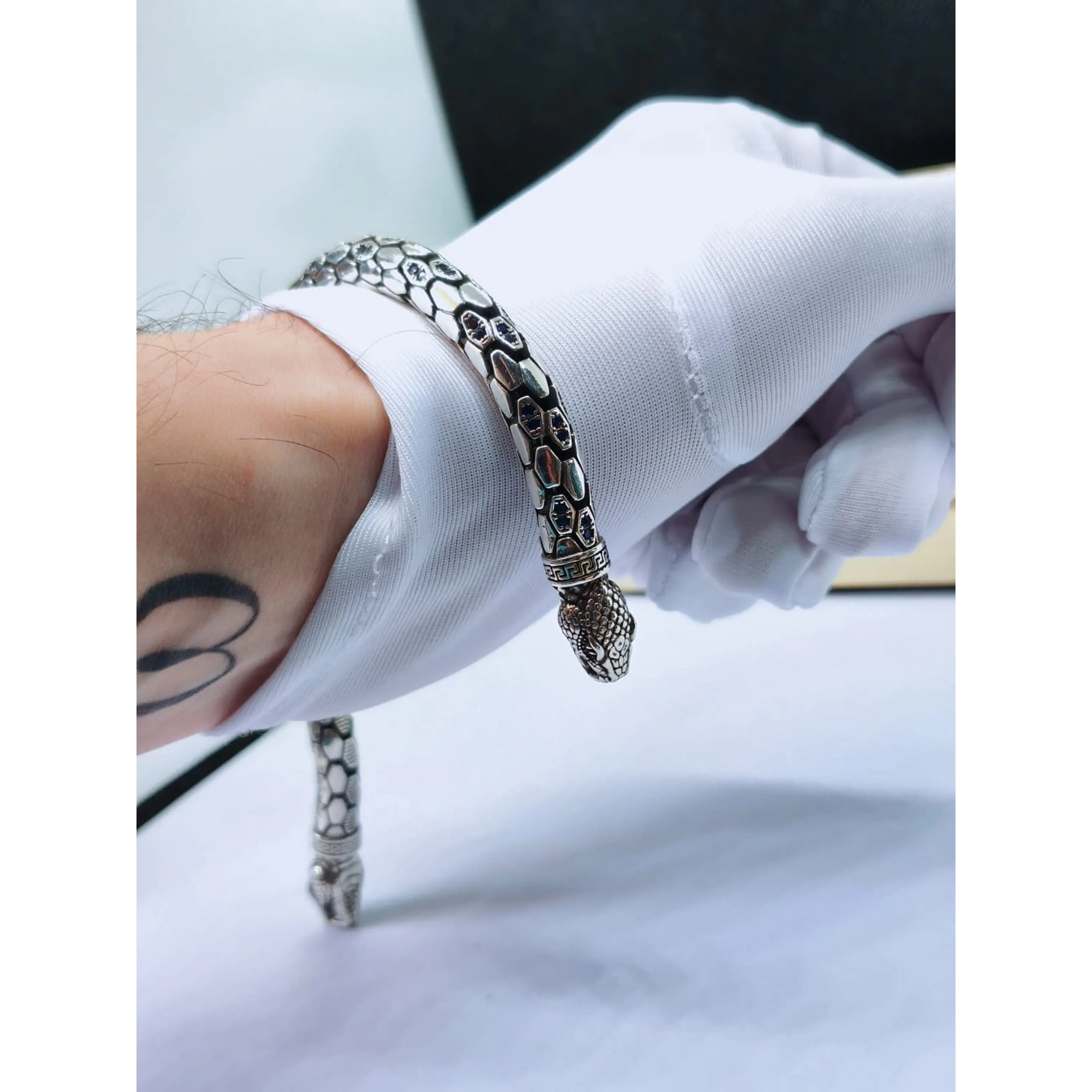 Bracelete Serpente Prateada com Zircónias Azuis 14