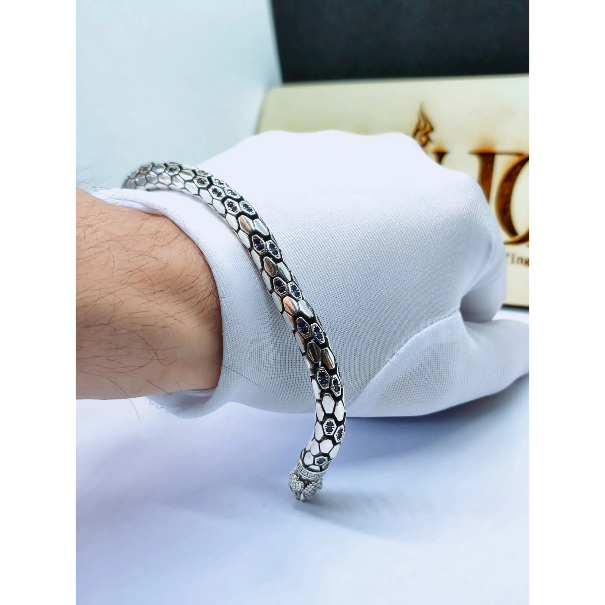 Bracelete Serpente Prateada com Zircónias Azuis 4