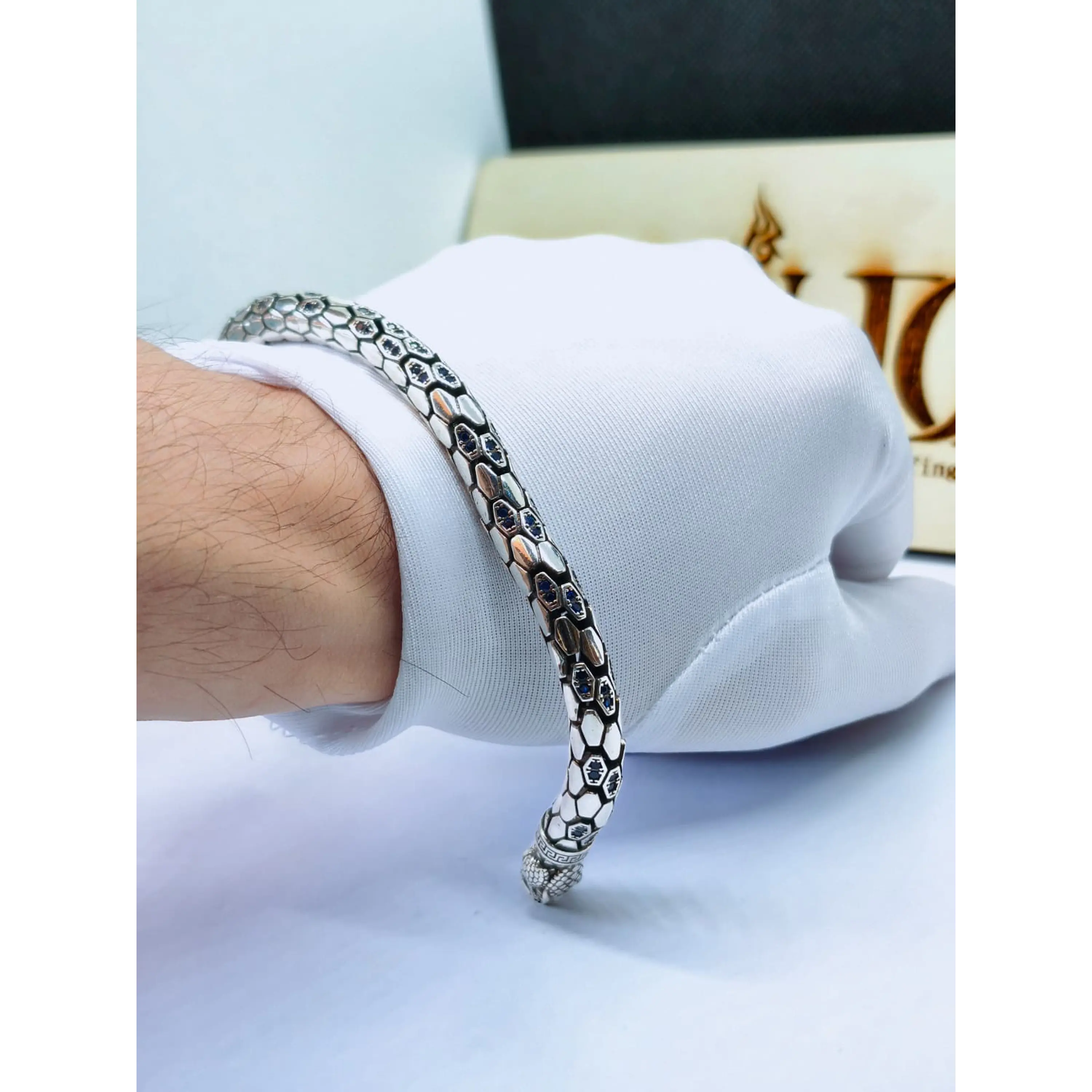 Bracelete Serpente Prateada com Zircónias Azuis 4