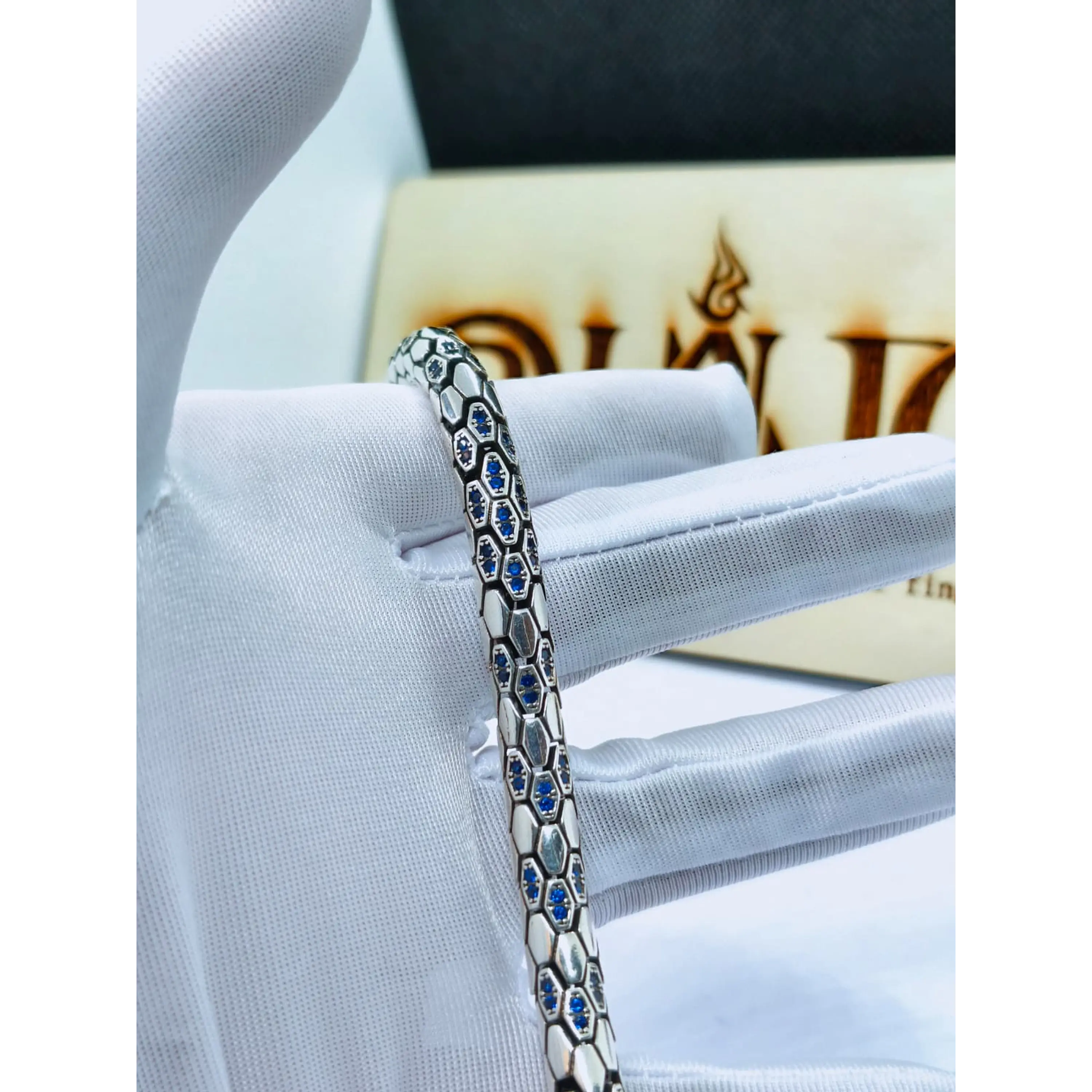 Bracelete Serpente Prateada com Zircónias Azuis 5