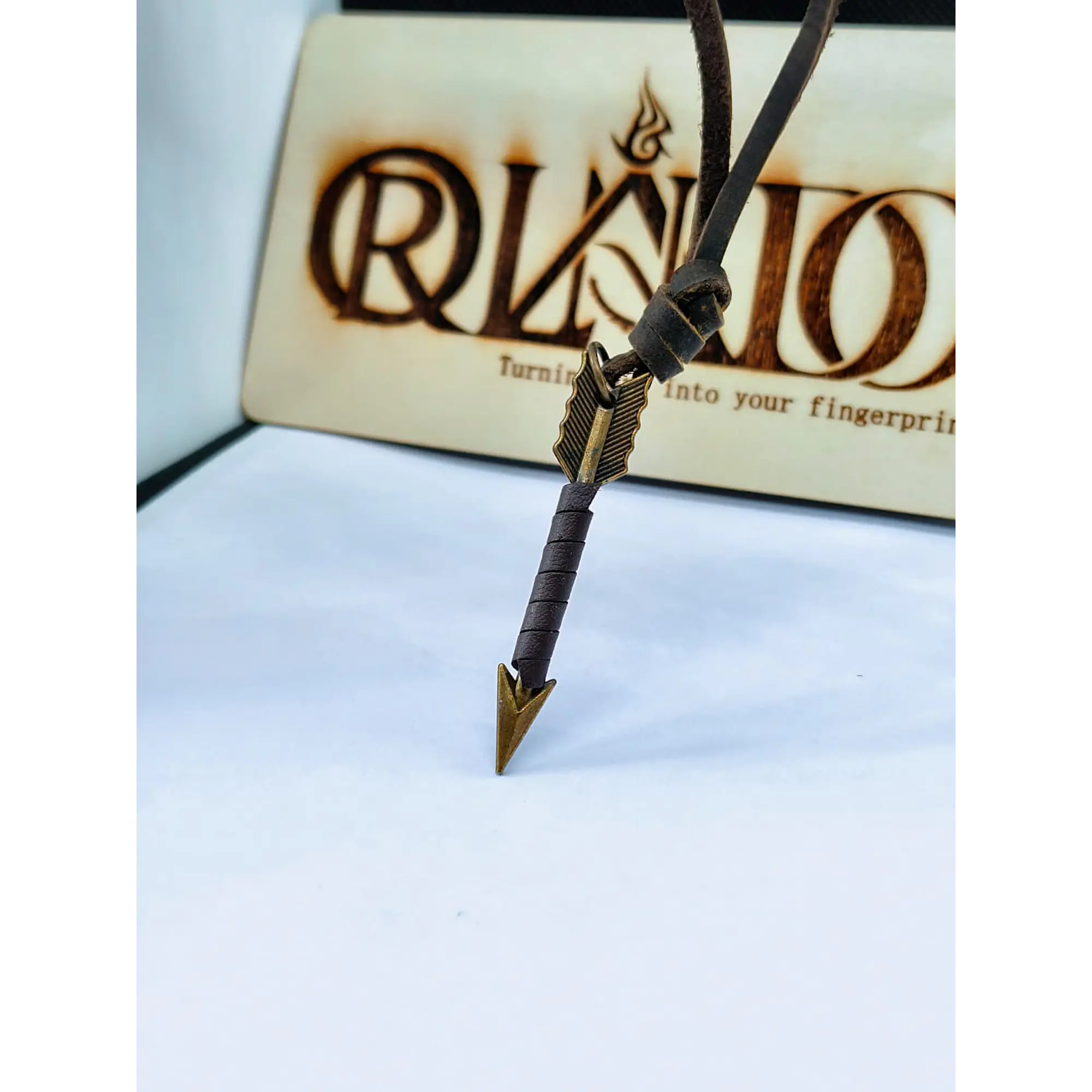 Colar Rústico com Pendente de Flecha em Bronze e Couro 1