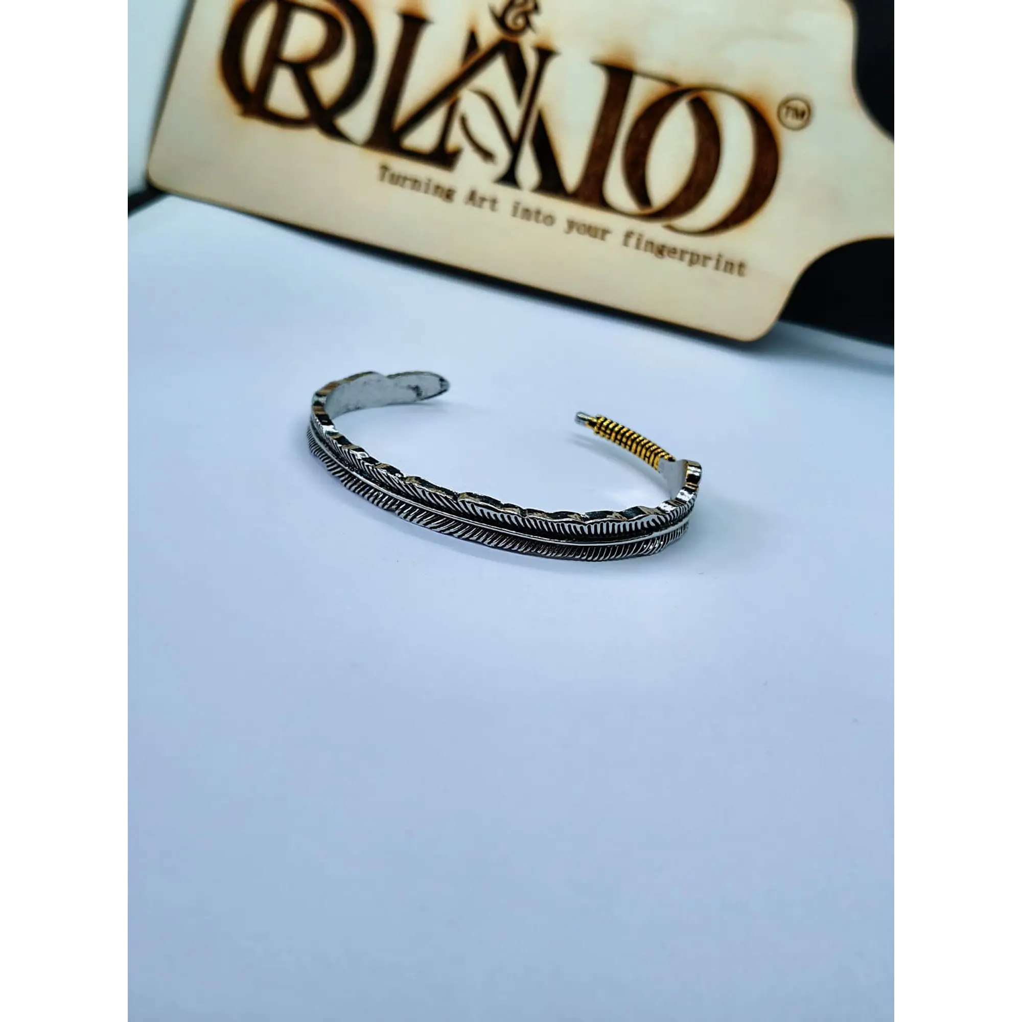 Pulseira Ajustável em Forma de Pena Prateada com Detalhe Dourado 2