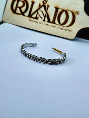 Pulseira Ajustável em Forma de Pena Prateada com Detalhe Dourado