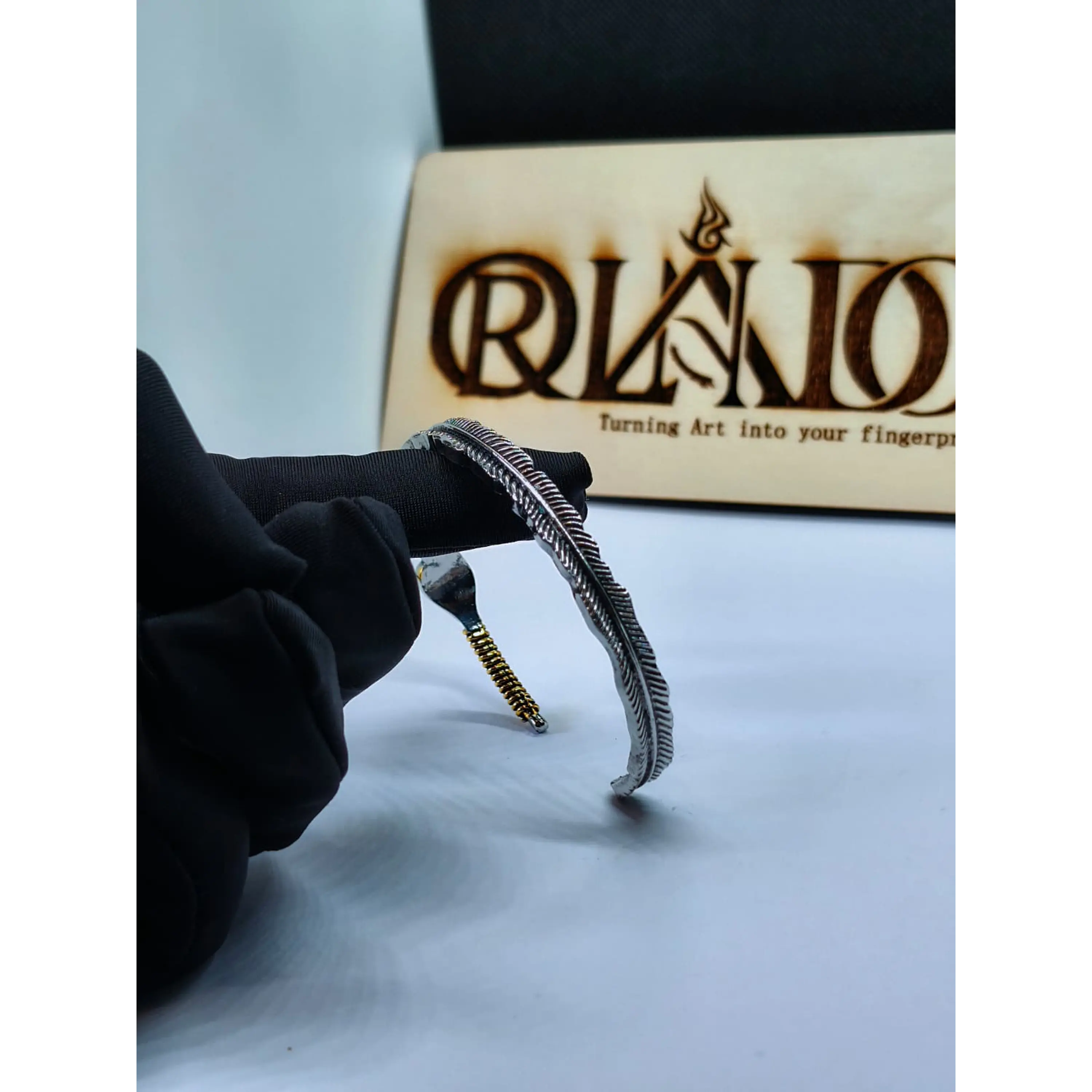 Pulseira Ajustável em Forma de Pena Prateada com Detalhe Dourado 3