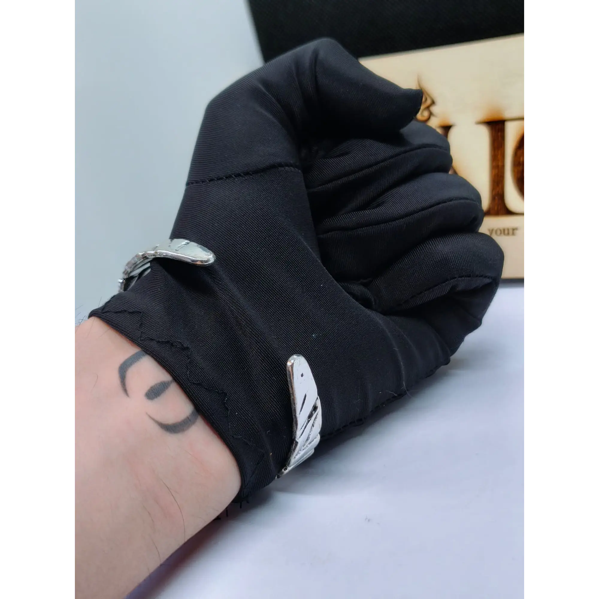 Pulseira Ajustável em Forma de Pena Prateada com Detalhe Dourado 4