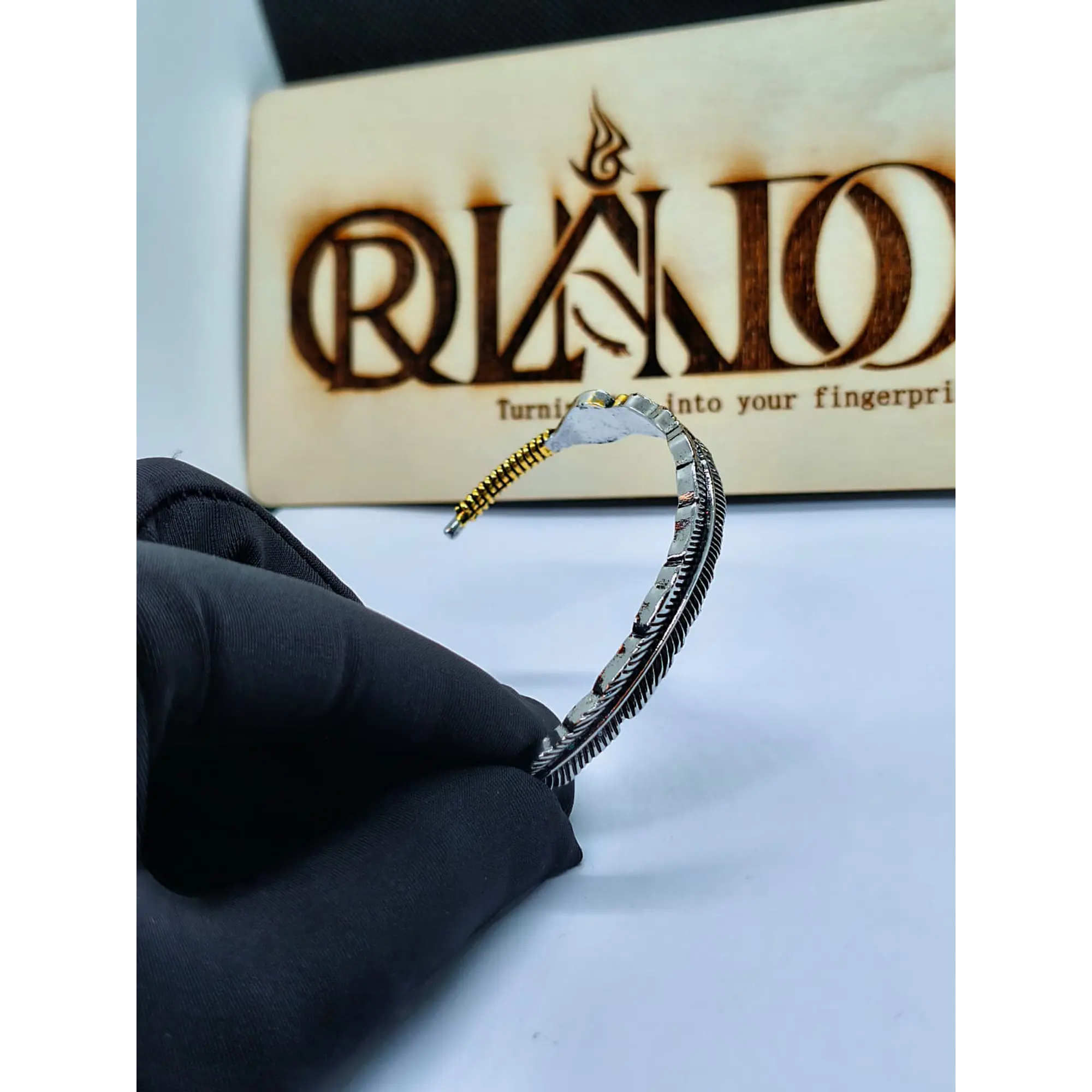 Pulseira Ajustável em Forma de Pena Prateada com Detalhe Dourado 5