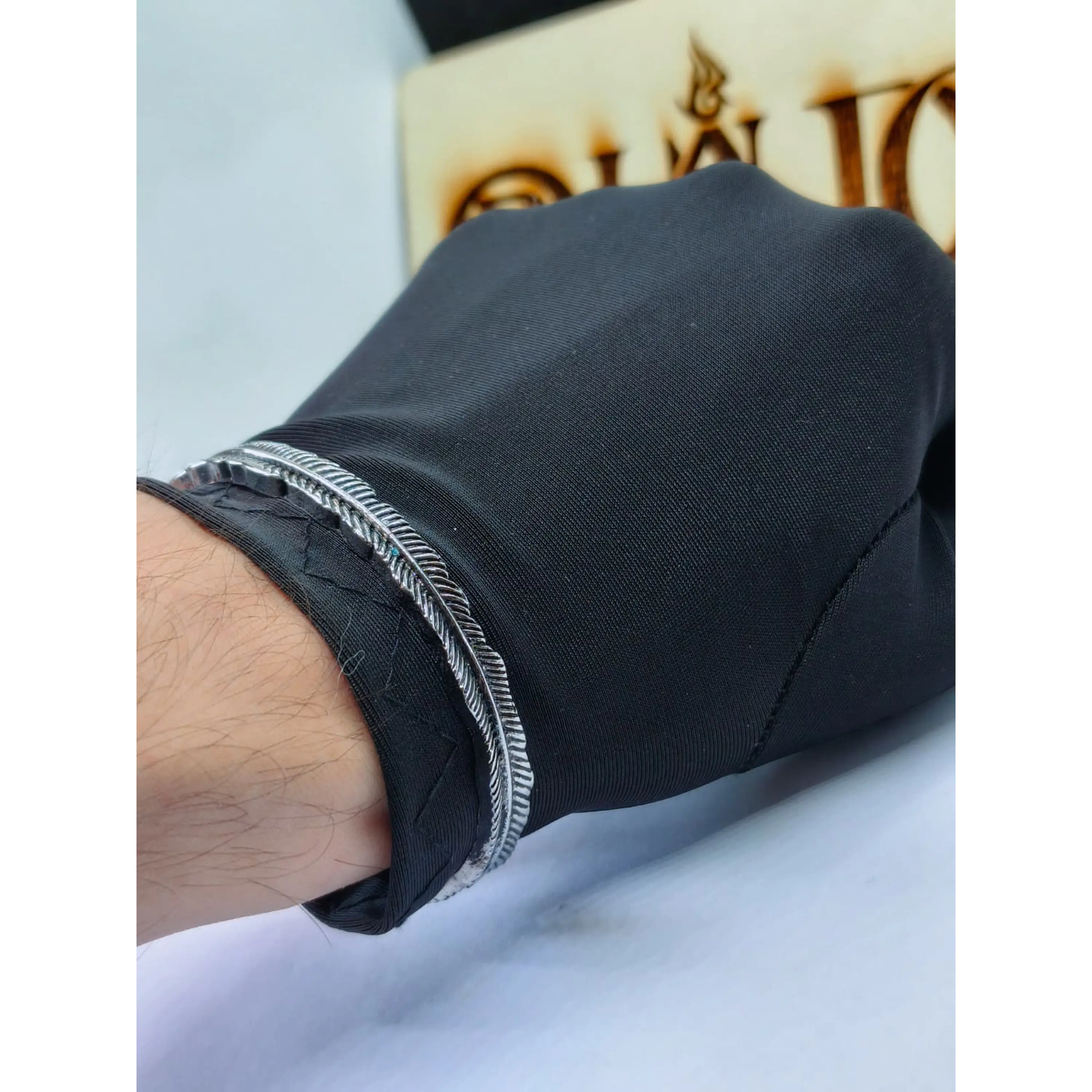 Pulseira Ajustável em Forma de Pena Prateada com Detalhe Dourado 6