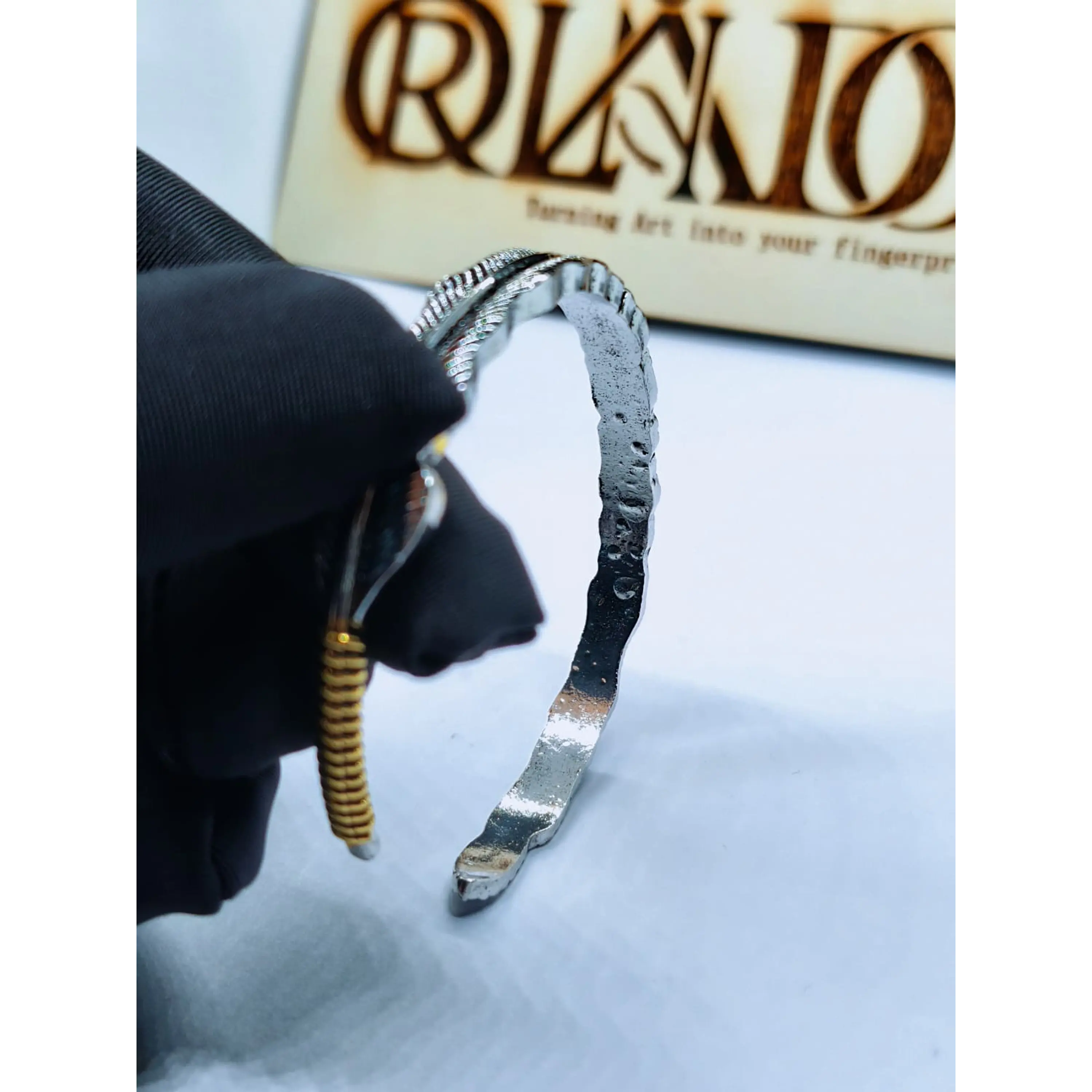 Pulseira Ajustável em Forma de Pena Prateada com Detalhe Dourado 9