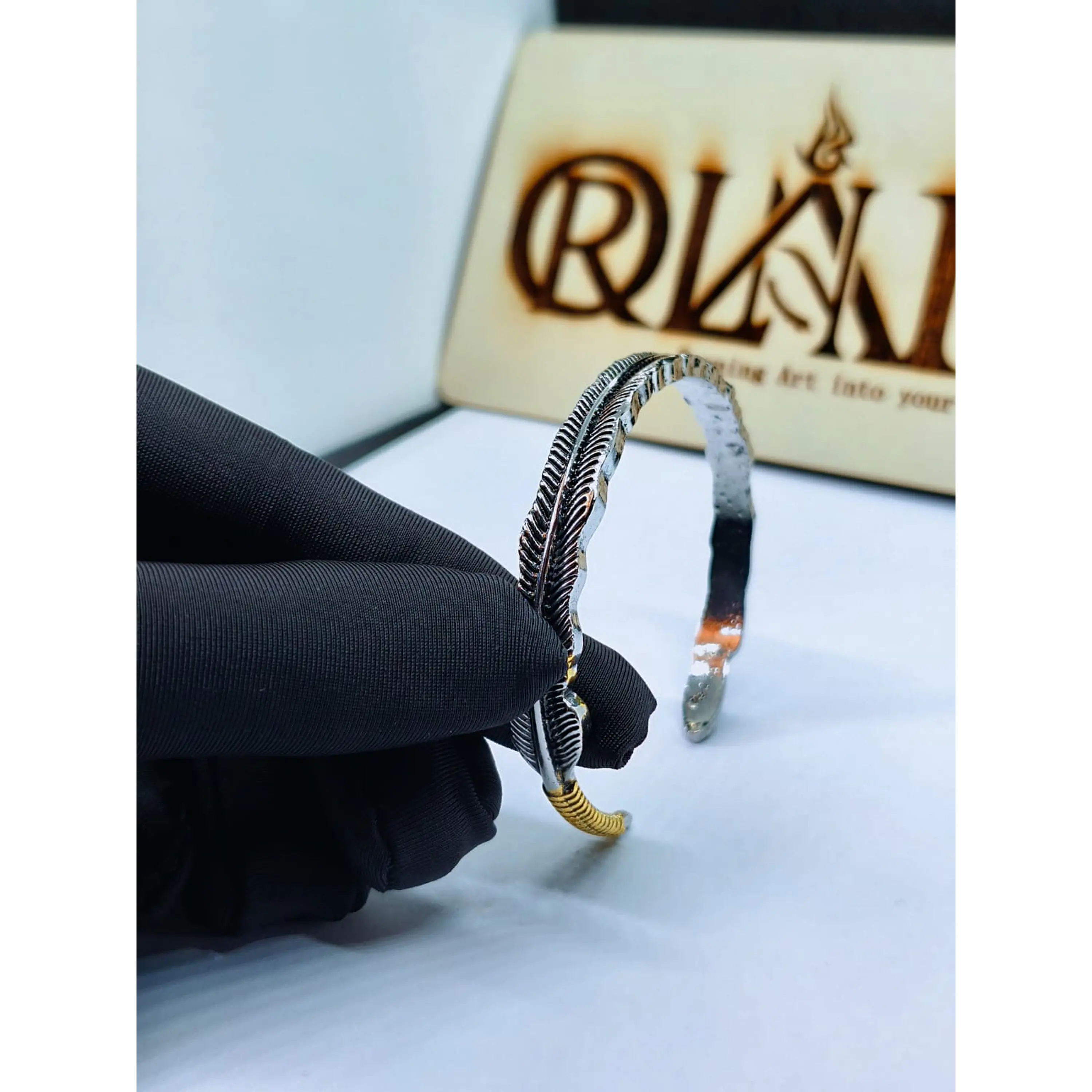 Pulseira Ajustável em Forma de Pena Prateada com Detalhe Dourado 1