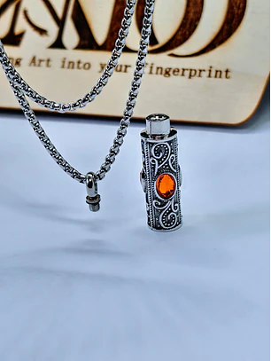 Colar Relicário Urna Cilíndrico com Detalhes Vintage e Pedra Âmbar