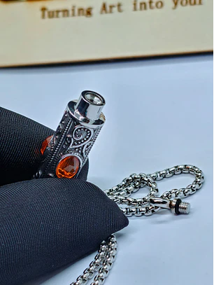 Colar Relicário Urna Cilíndrico com Detalhes Vintage e Pedra Âmbar