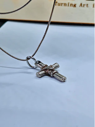 Colar Artesanal com Pendente de Cruz Rústica Entrelaçada