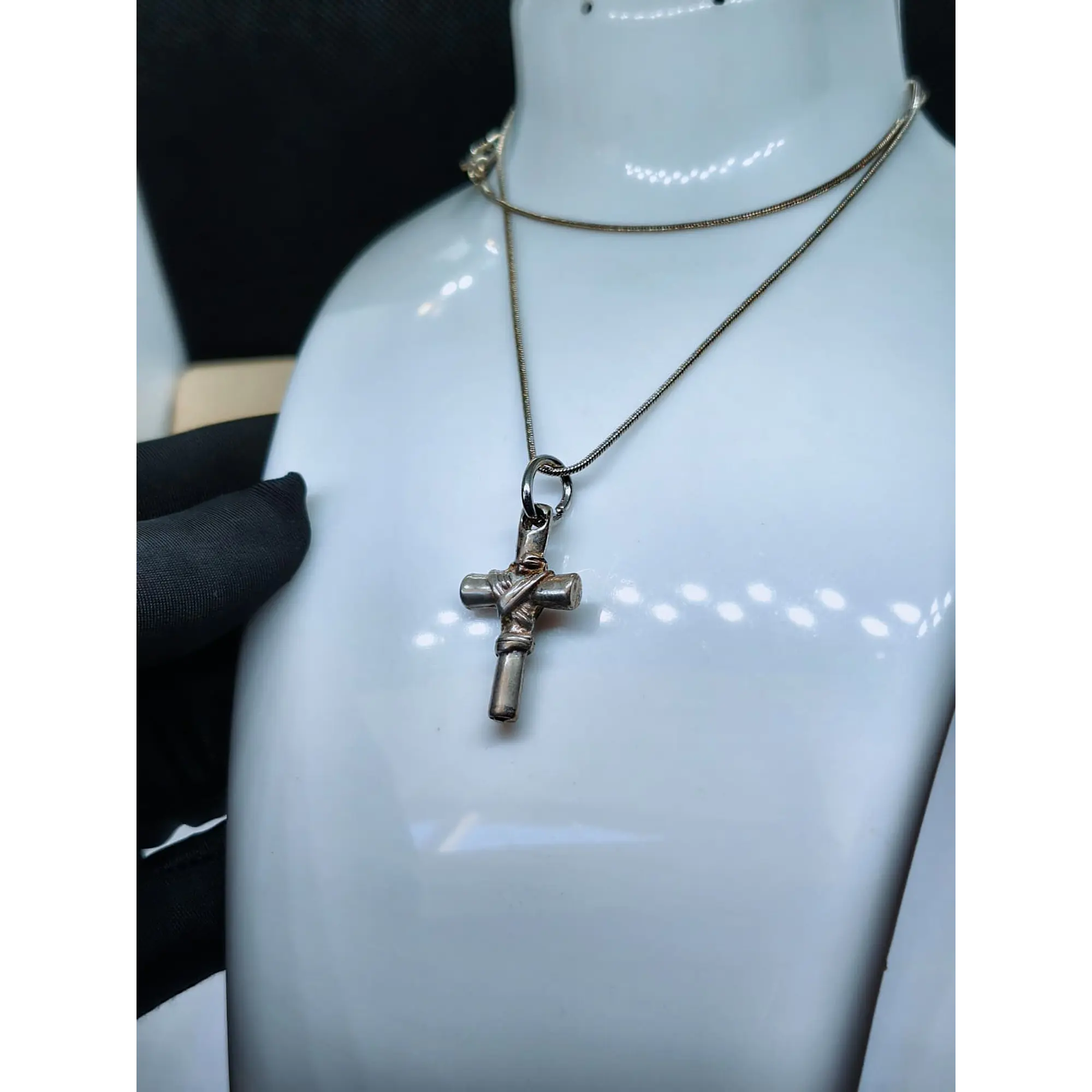 Colar Artesanal com Pendente de Cruz Rústica Entrelaçada 7