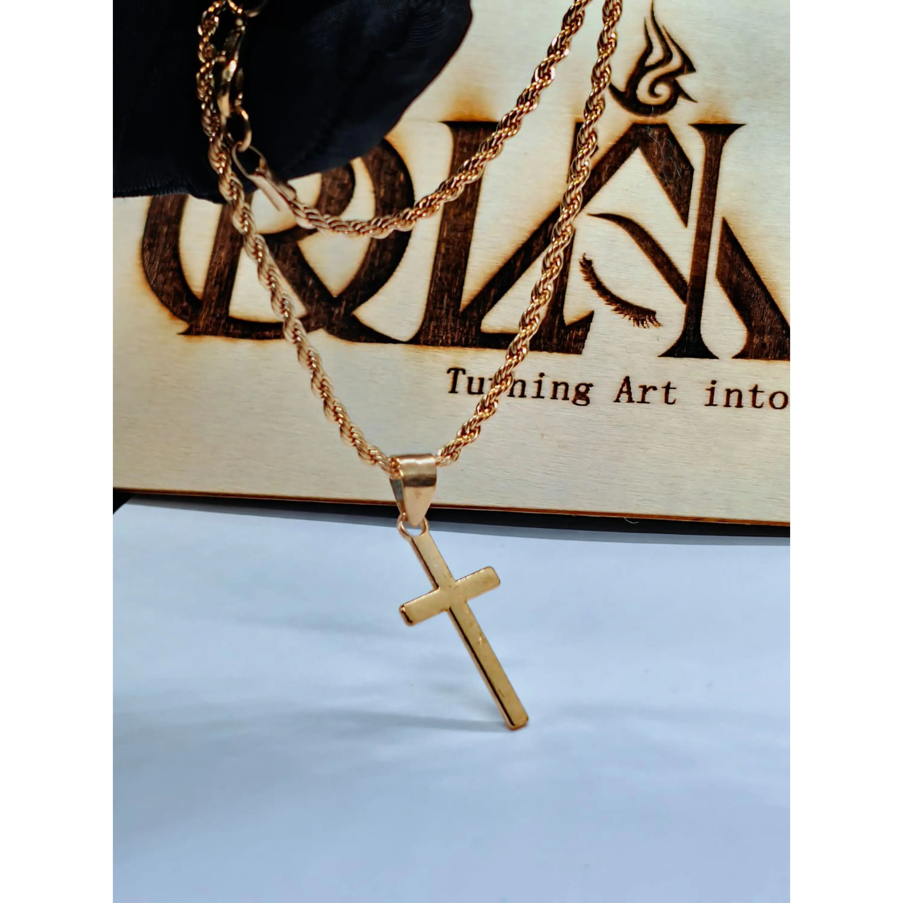 Colar Dourado com Pendente Cruz 1
