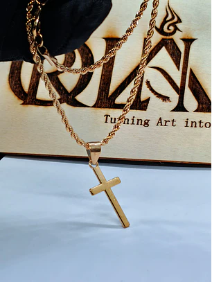 Colar Dourado com Pendente Cruz