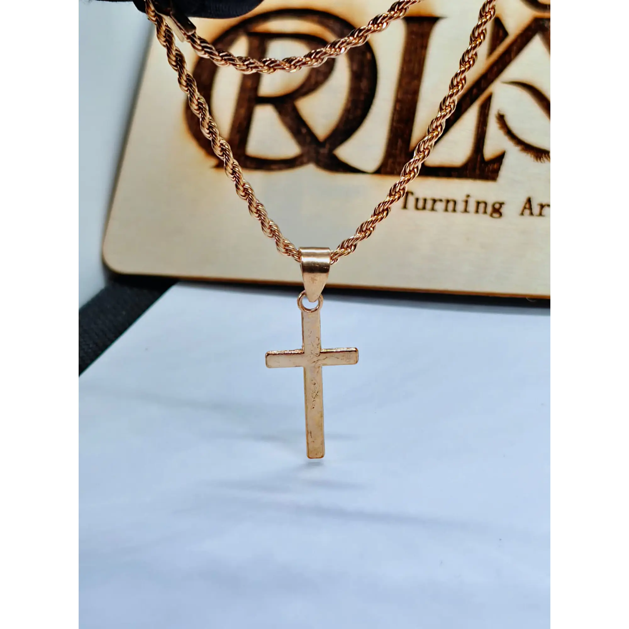Colar Dourado com Pendente Cruz 2