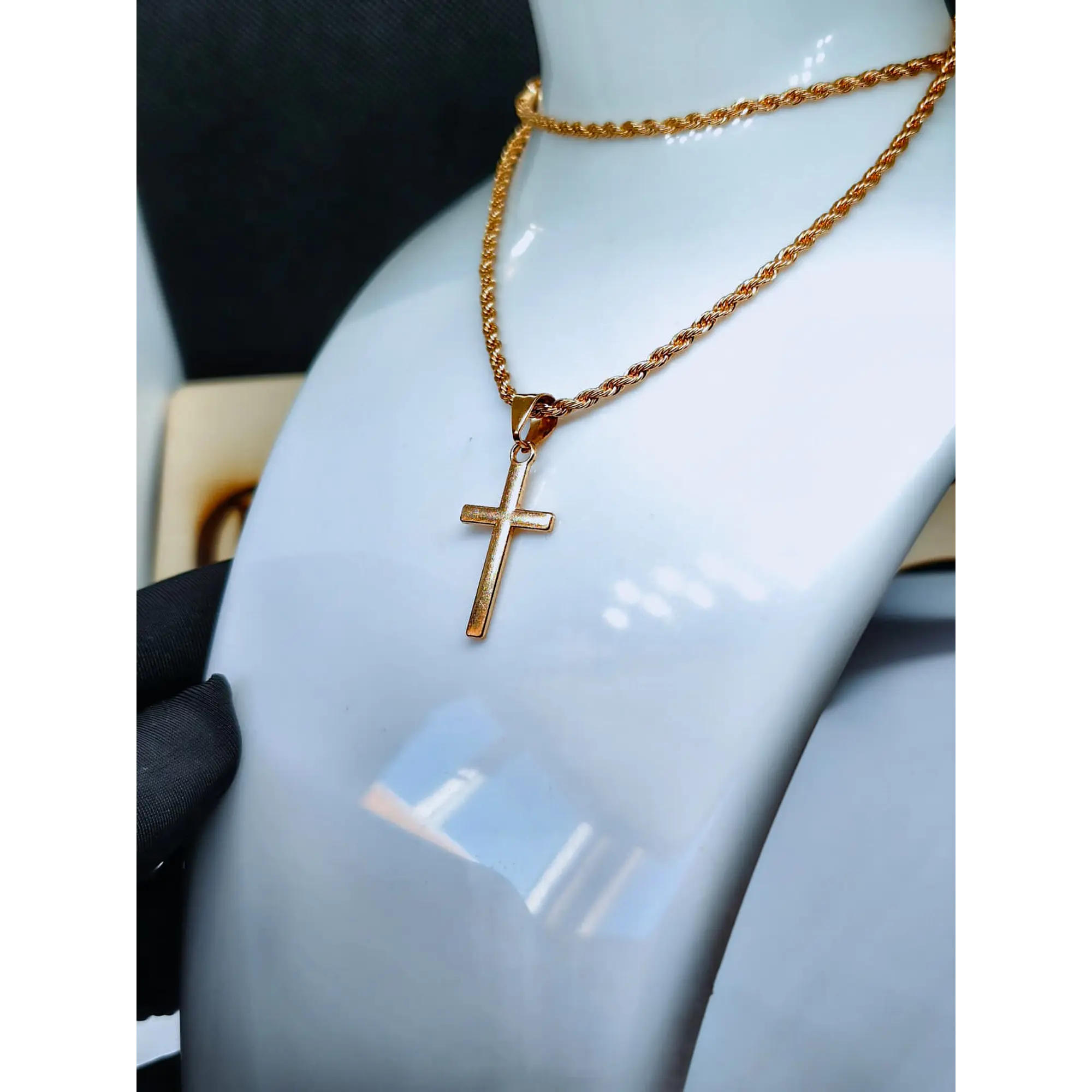 Colar Dourado com Pendente Cruz 4