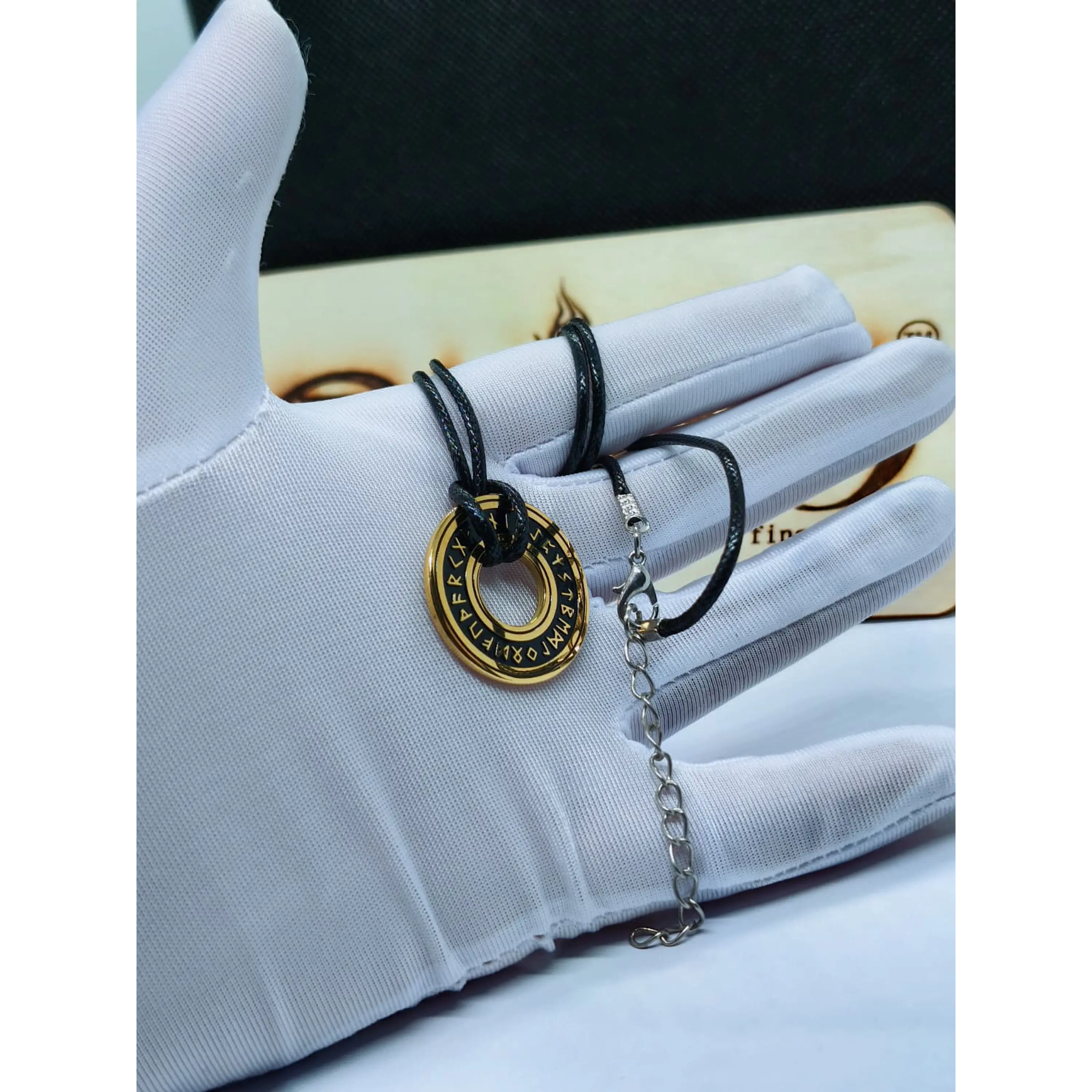 Colar Rúnico Circular - Dourado e Preto 4