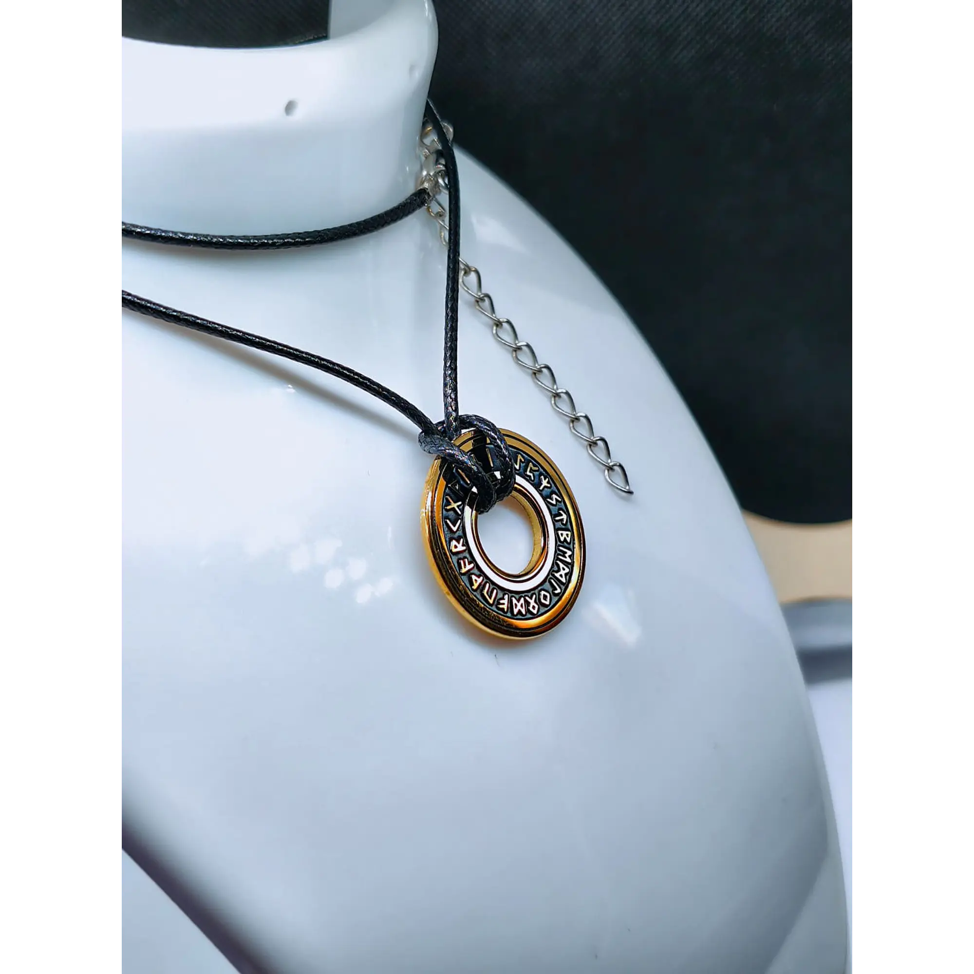 Colar Rúnico Circular - Dourado e Preto 7