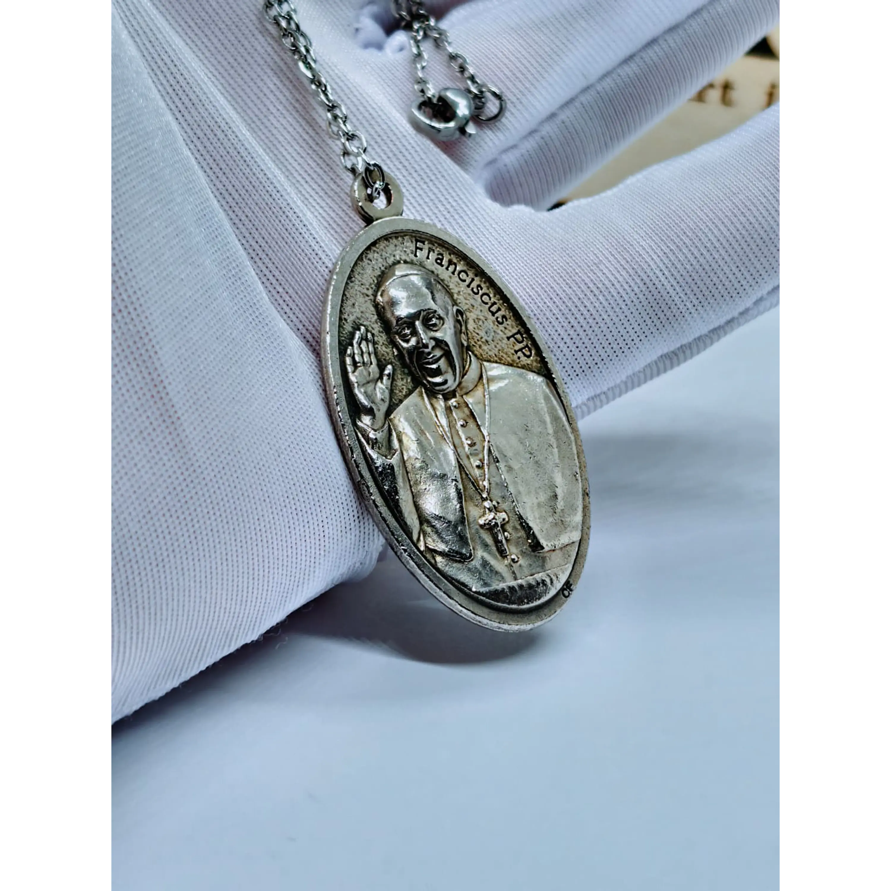 Colar com Medalha Papa Francisco & Vaticano 10