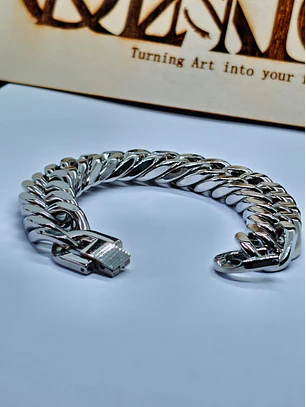 Pulseira Chunky com Fecho de Segurança em aço inoxidável.