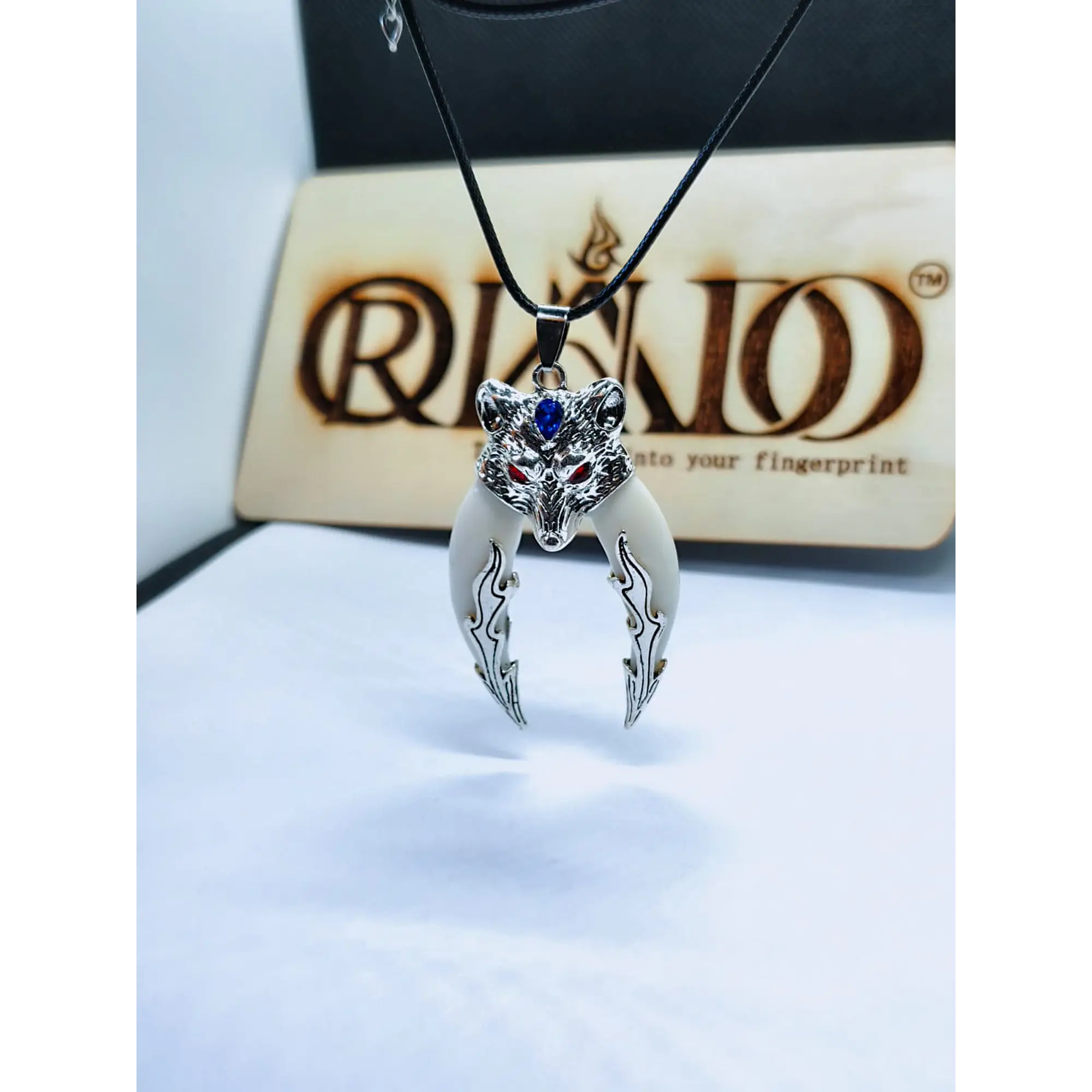 Colar Amuleto Lobo com Presas 1